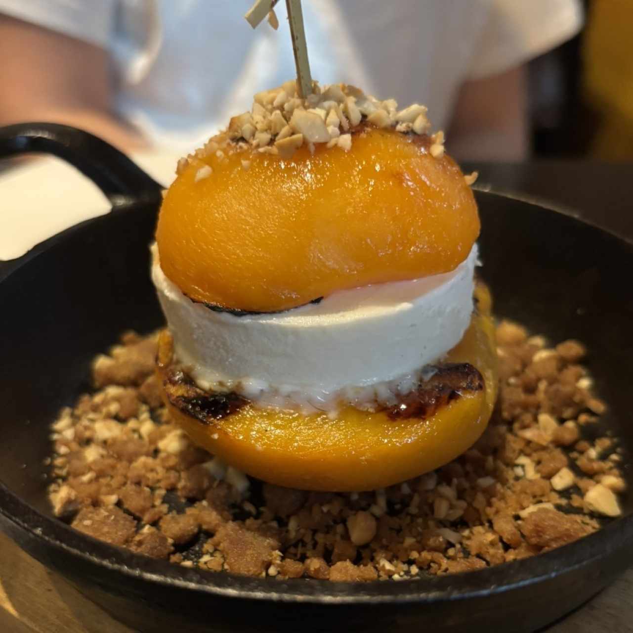 Durazno al grill con helado de yogurt