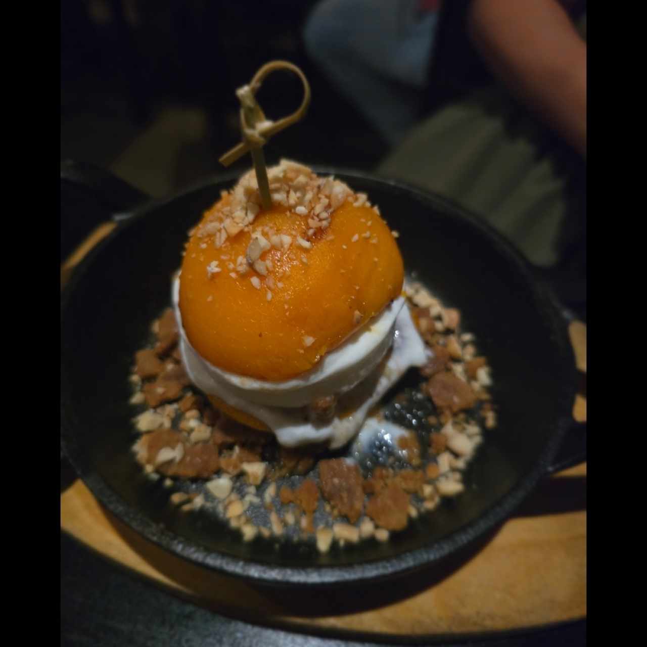 Melocotones al carbón con helado de yogurt