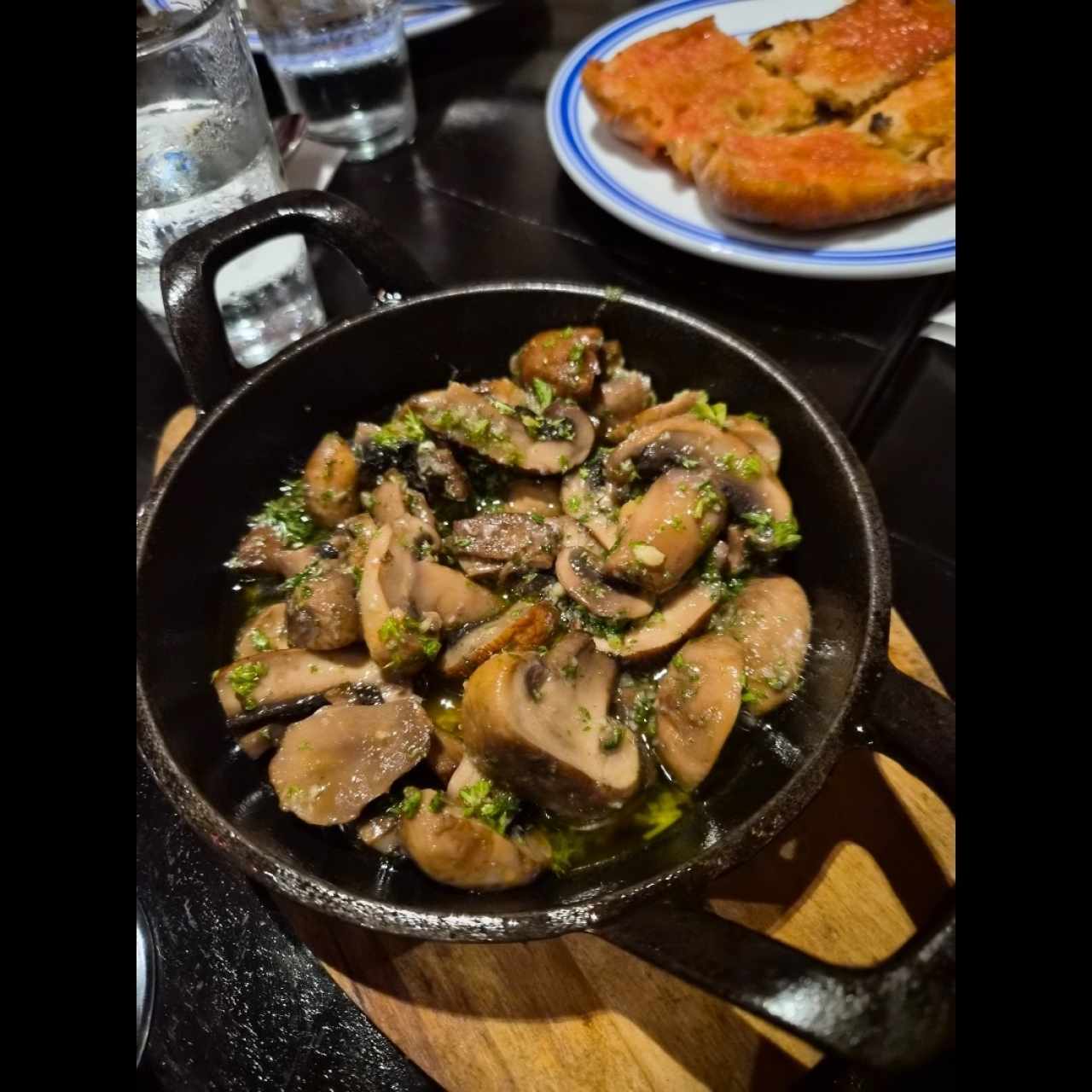 hongos al ajillo