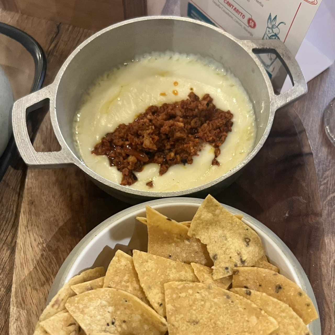 Queso fundido con chorizo