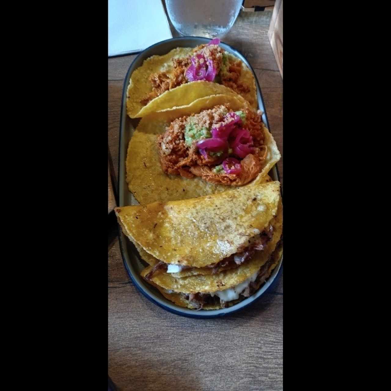 tacos la birria y cochinilla 