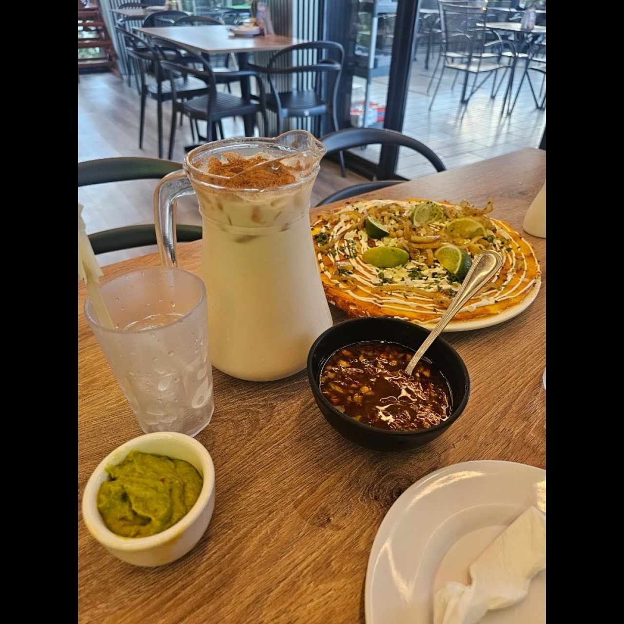 pizzadilla y jarra de horchata