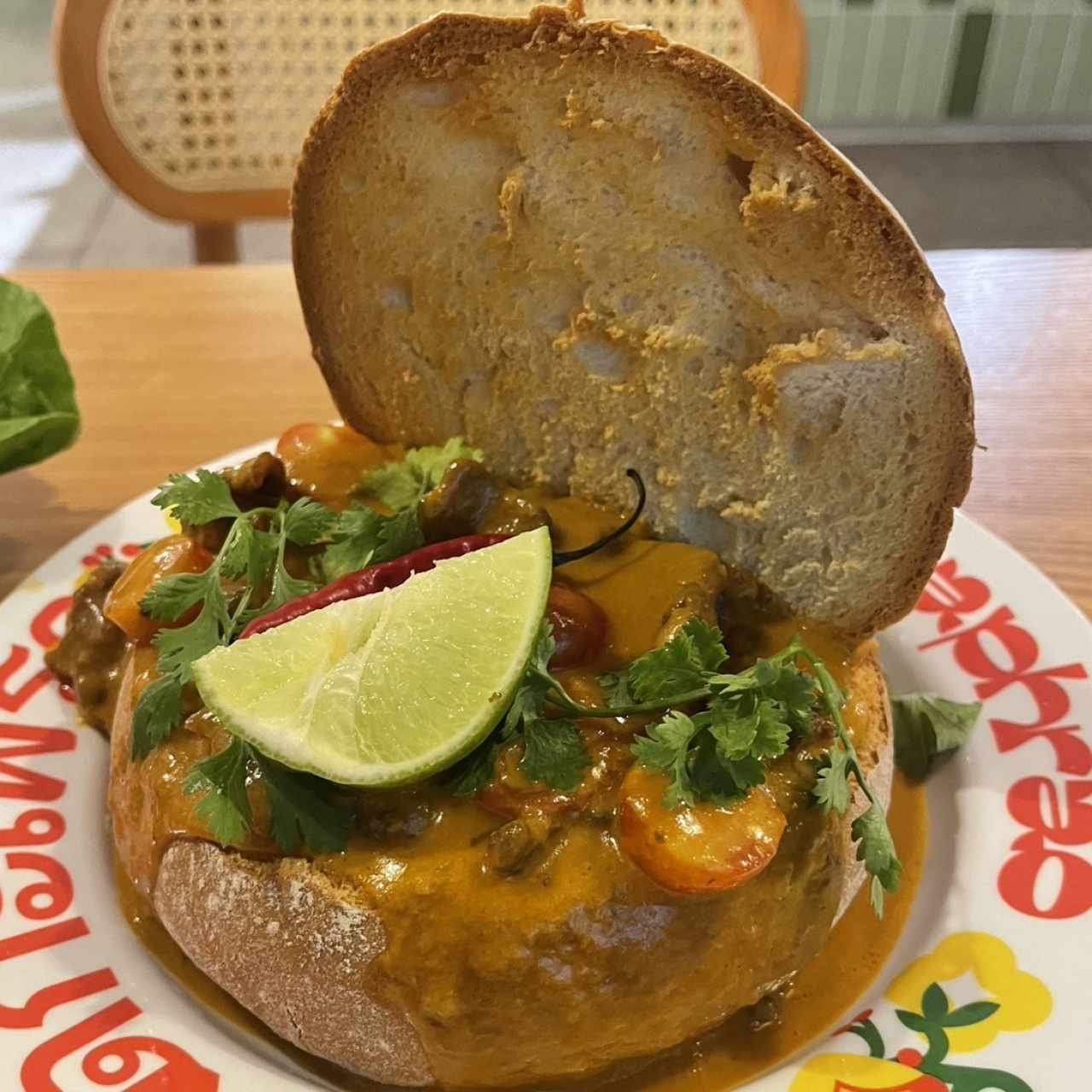 Curry de carne en pan