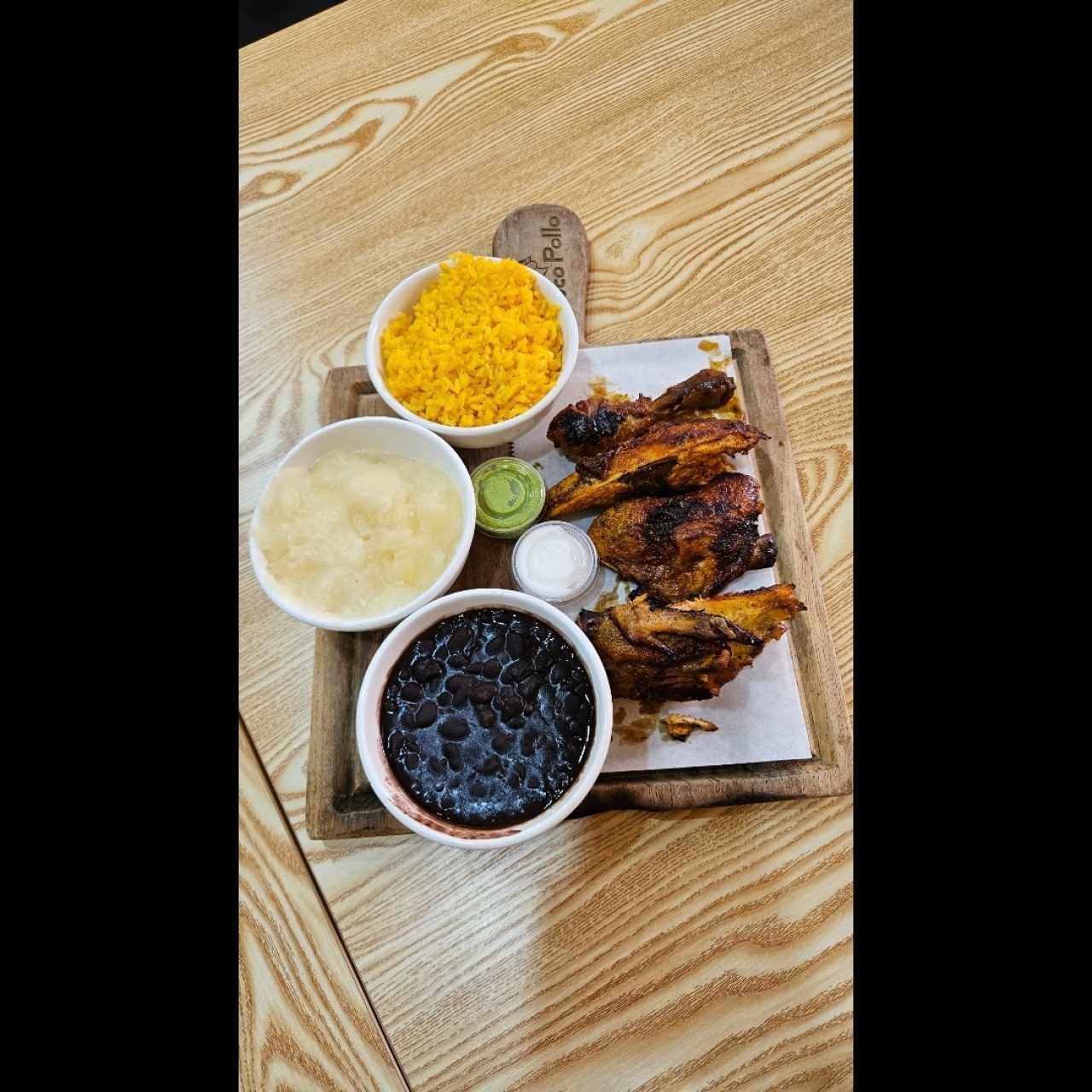 medio pollo con acompañantes