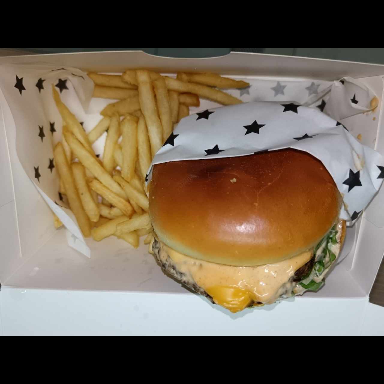 Hamburguesa sencilla con salsa beauty y papas fritas 