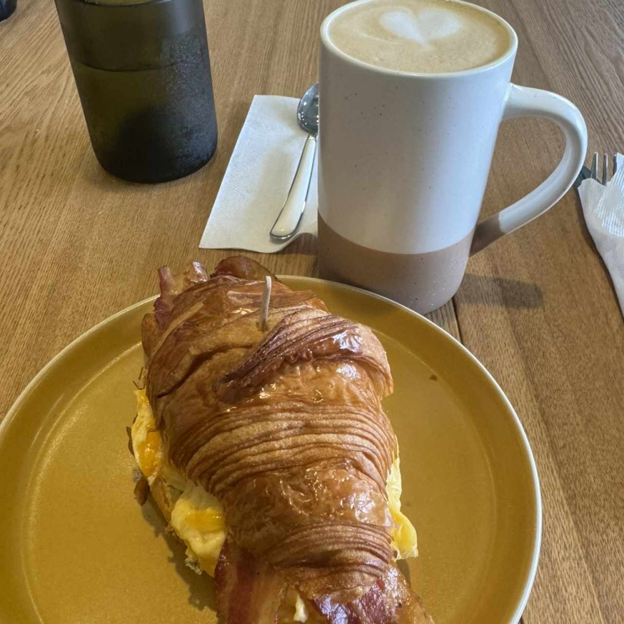 Croissant de jamón y huevo