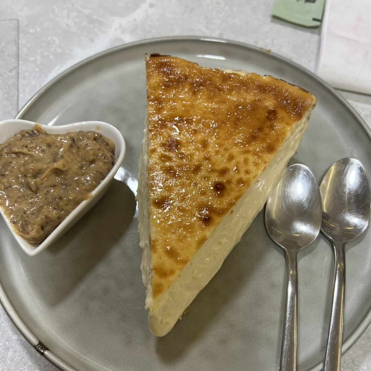 Tarta vasca con toping salado