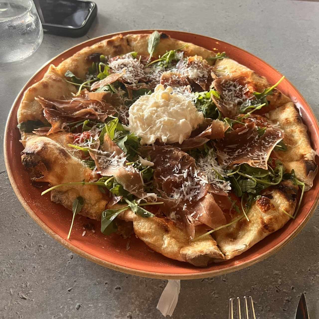Pizza prosciuto y arúgula 