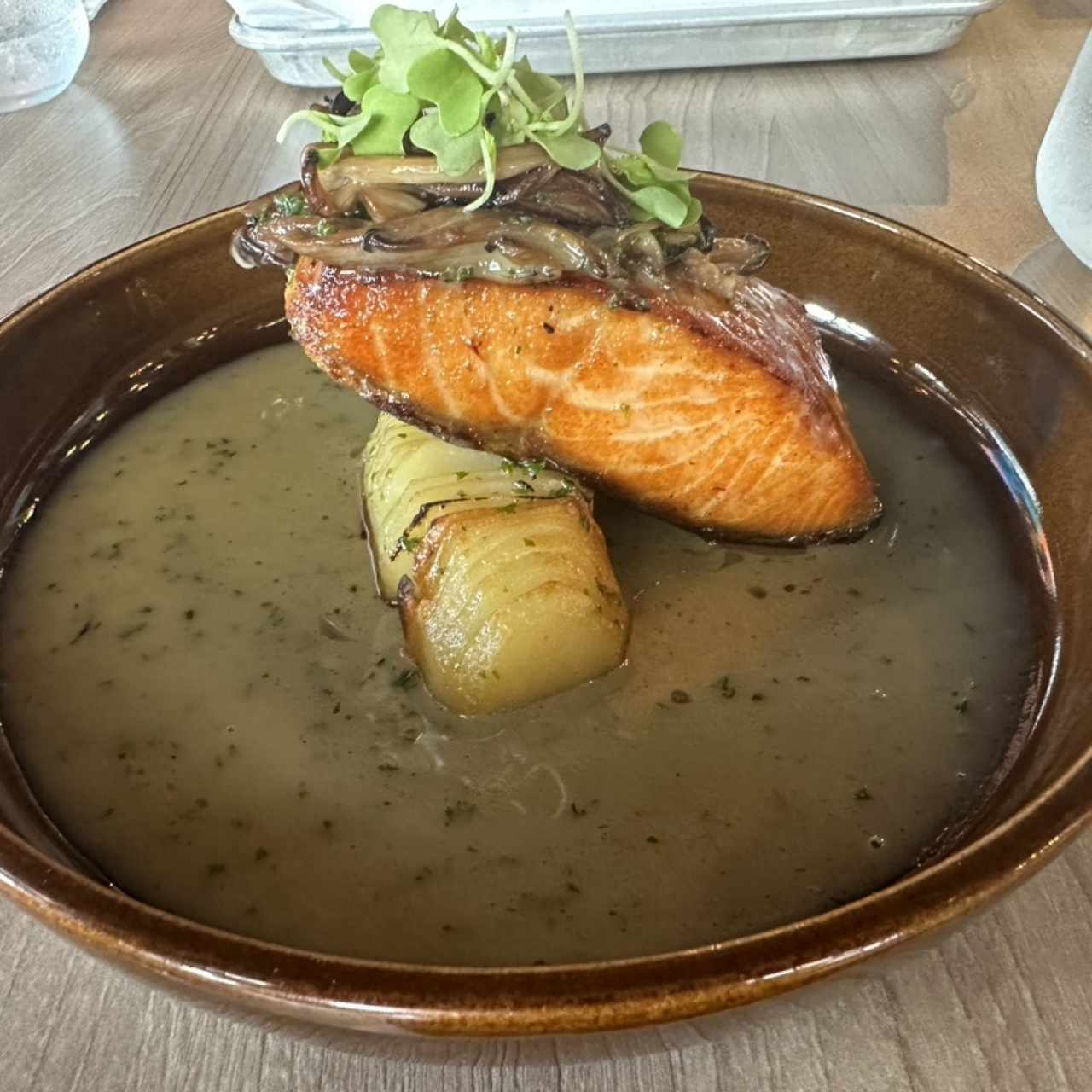 Papita con salmón con mantequilla con hongos y rugula