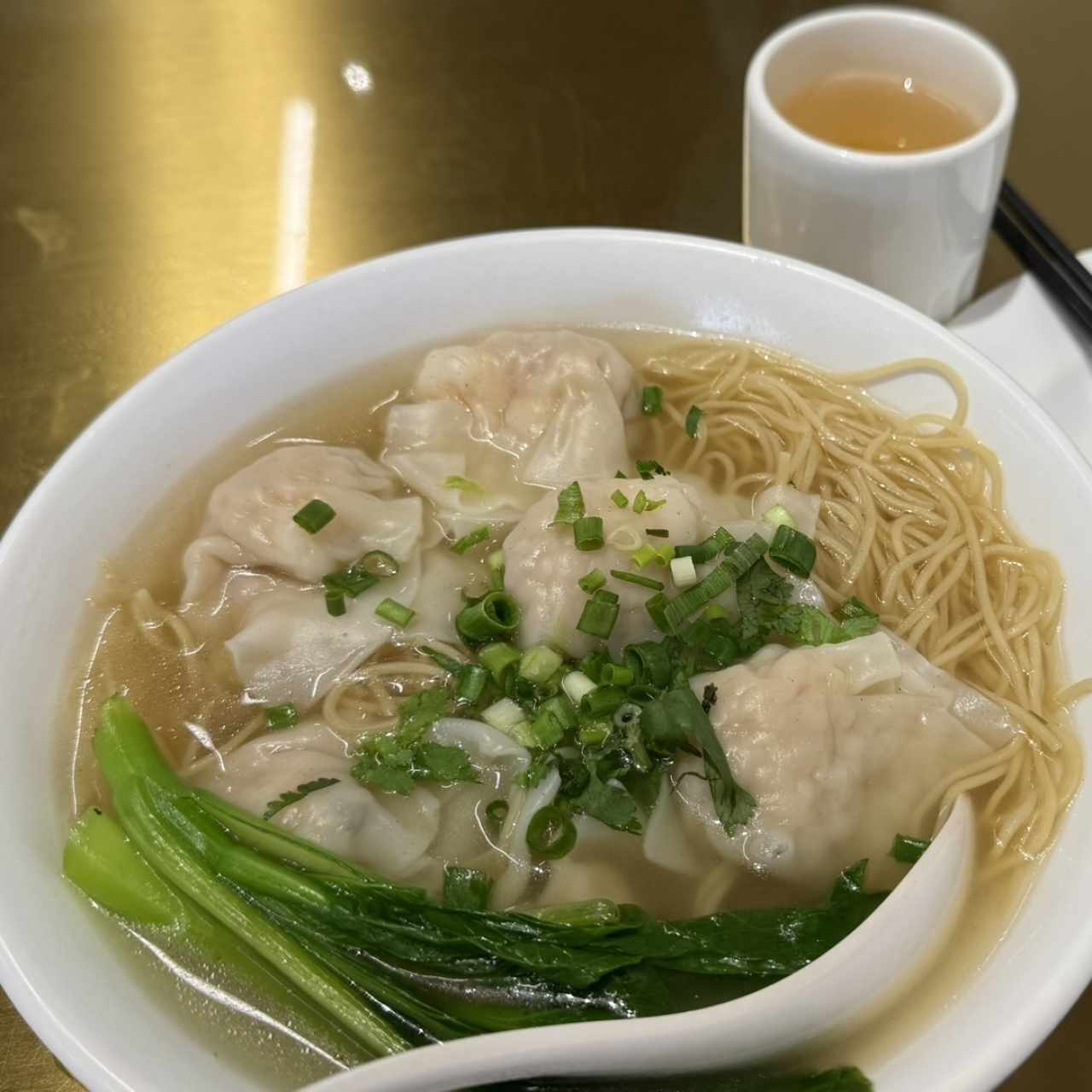 Sopa de waton de camarones con fideo