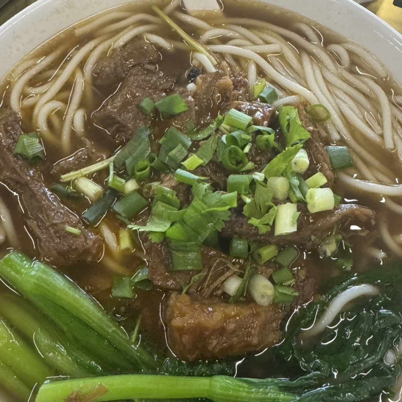 Sopa de fideo con carne falda