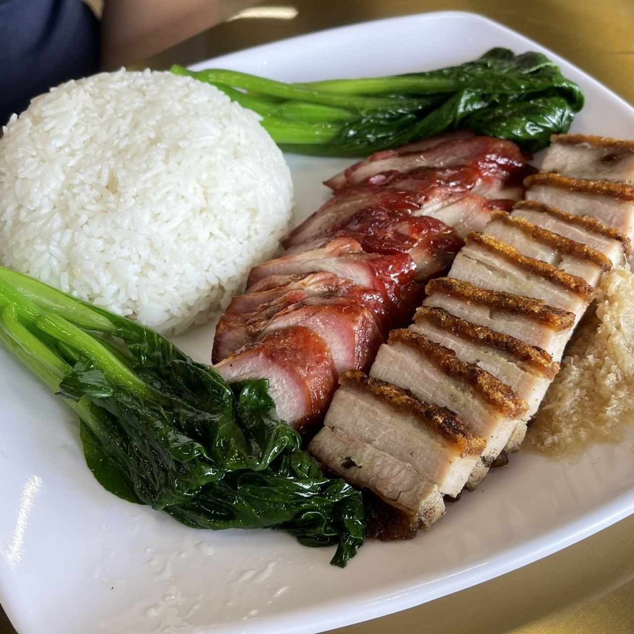Arroz con puerco liso y puerco asado