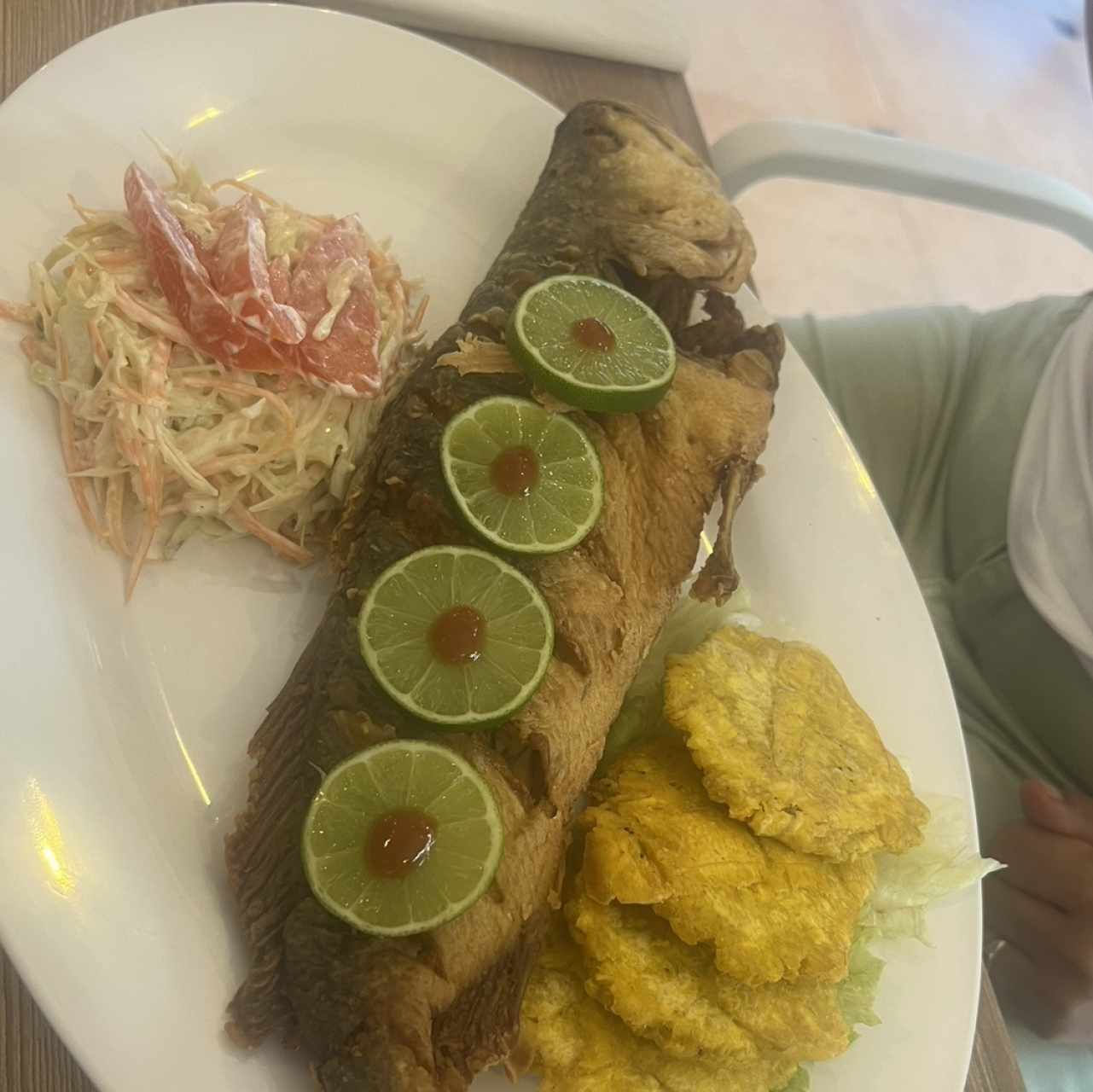 Corvina frita entera con patacones 