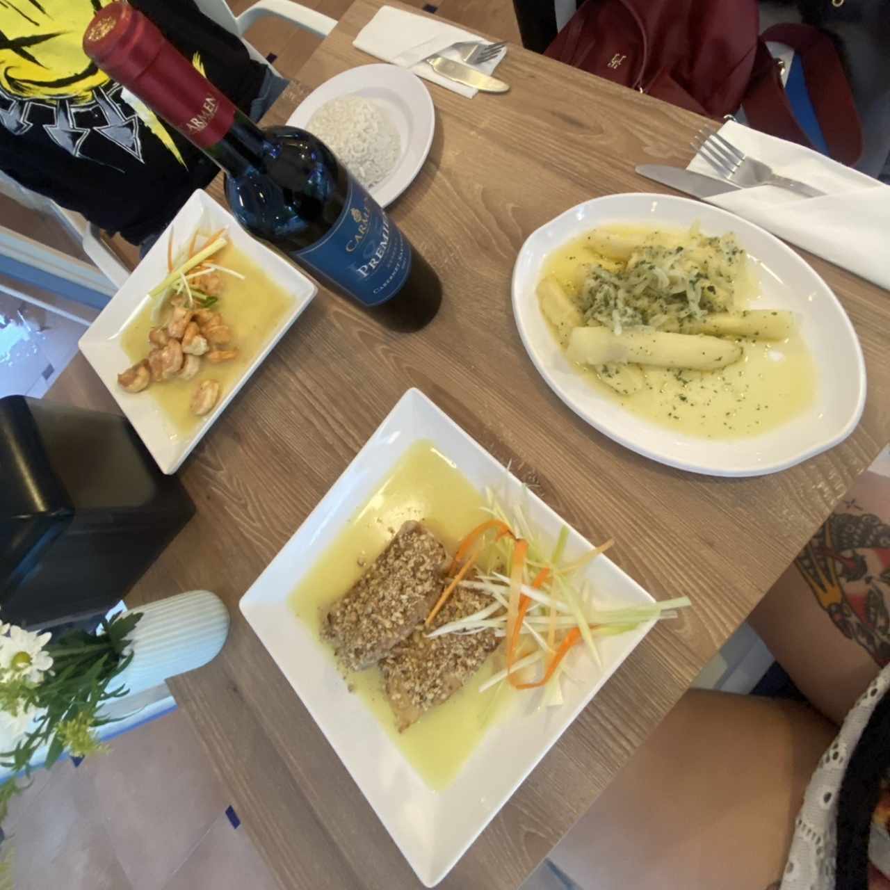 Camarones rojos en salsa de limón, arroz con coco / Filete de pescado en nueces y yuca al moho