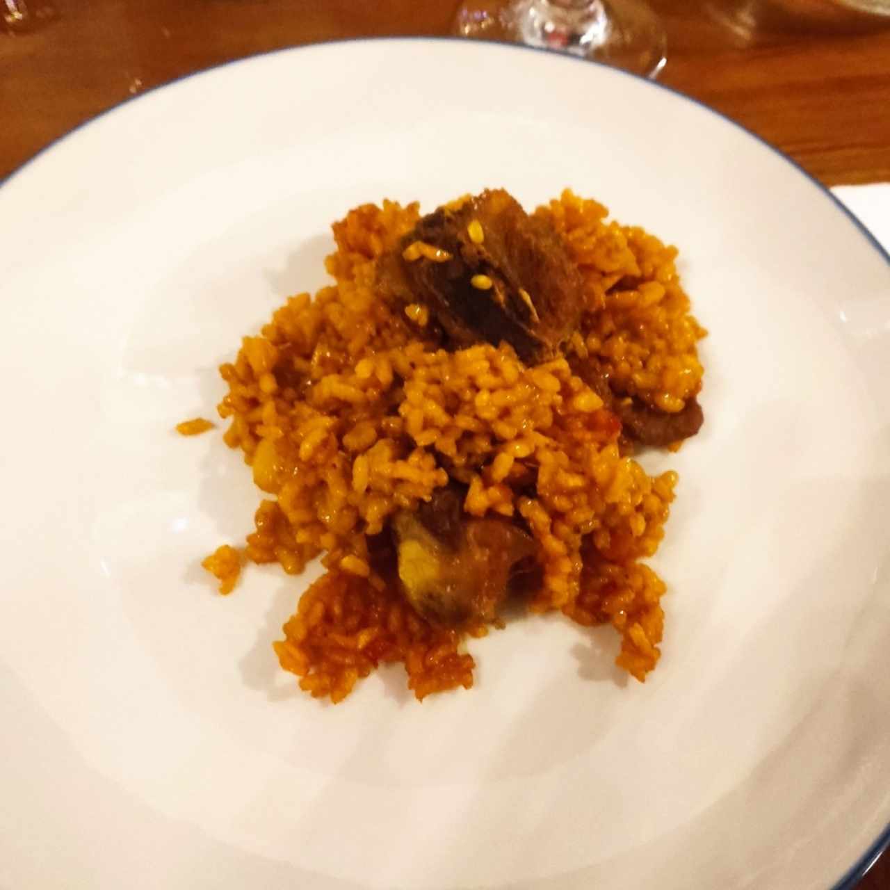 Paella española de costilla de cerdo