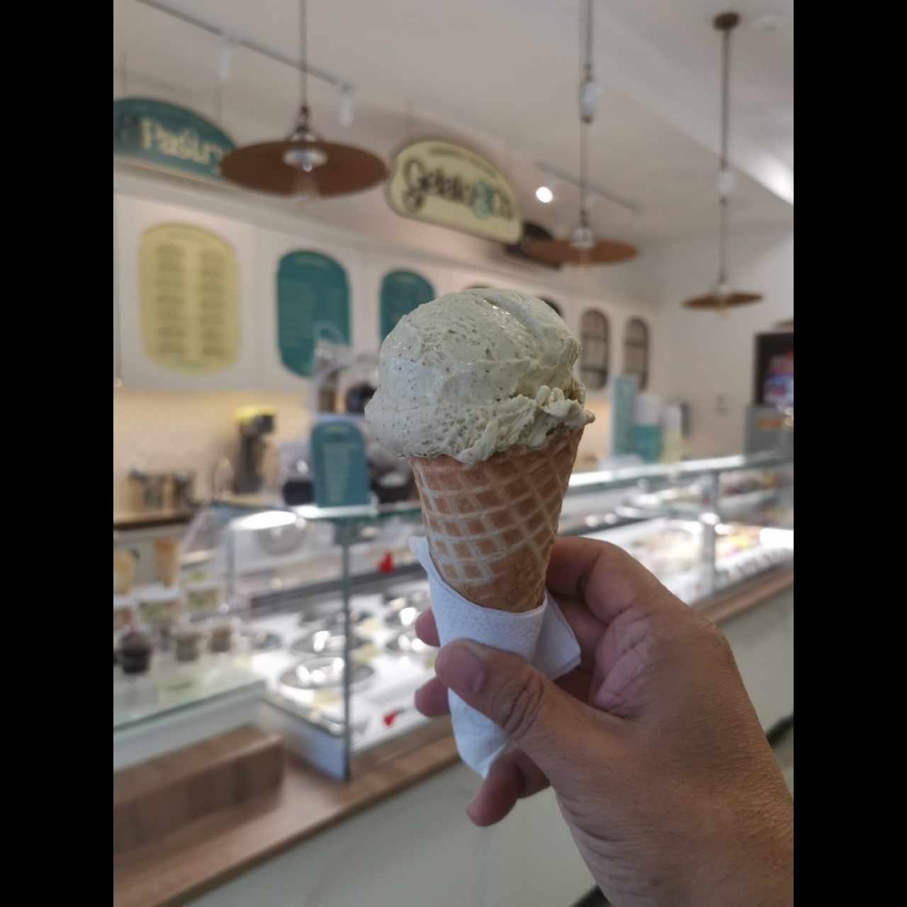 Gelato de pistacho cono azucarado