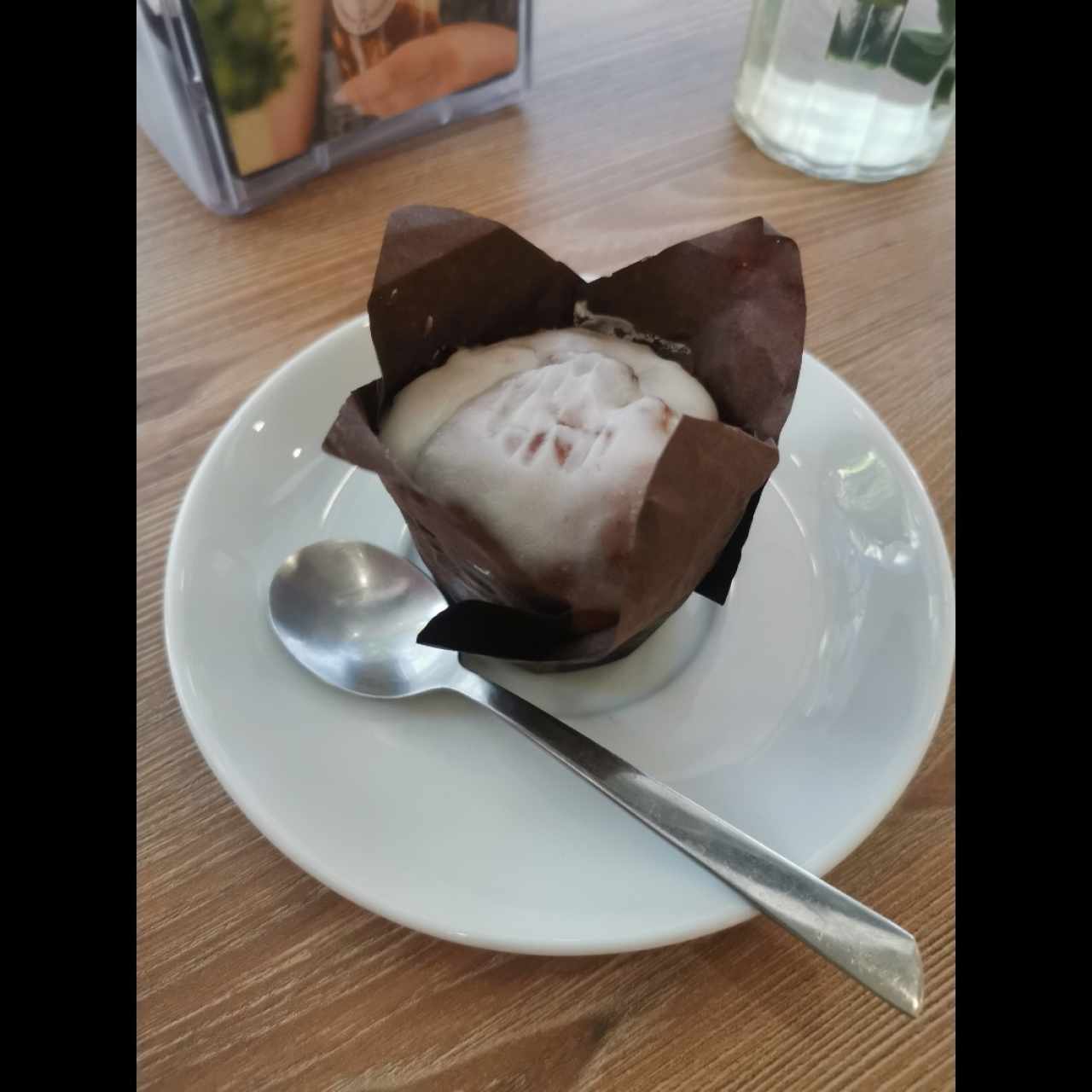 Cupcake de limón harina de almendras  coco y Chía con crema dulce si azúcar (fuera del menú) 