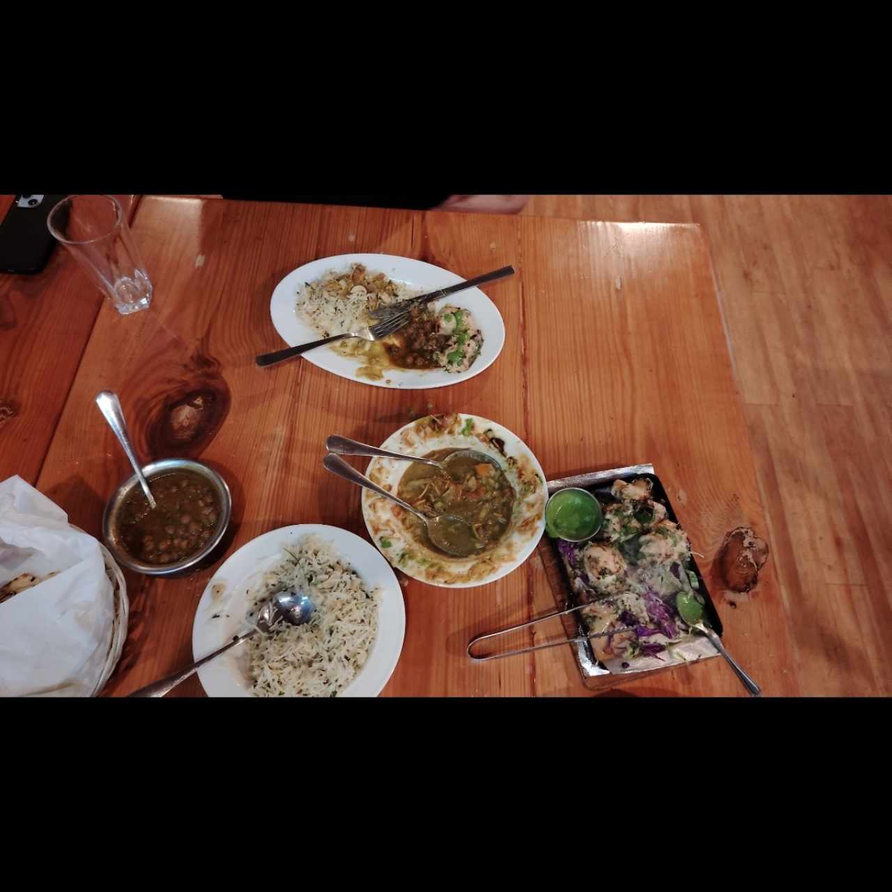 Recomendaciones de Javier, cada uno de ellos espectaculares, Samosa Chaat, Chicken Malai Tikka, Dhaba, el Arroz Ghee y clásico Naan de ajo