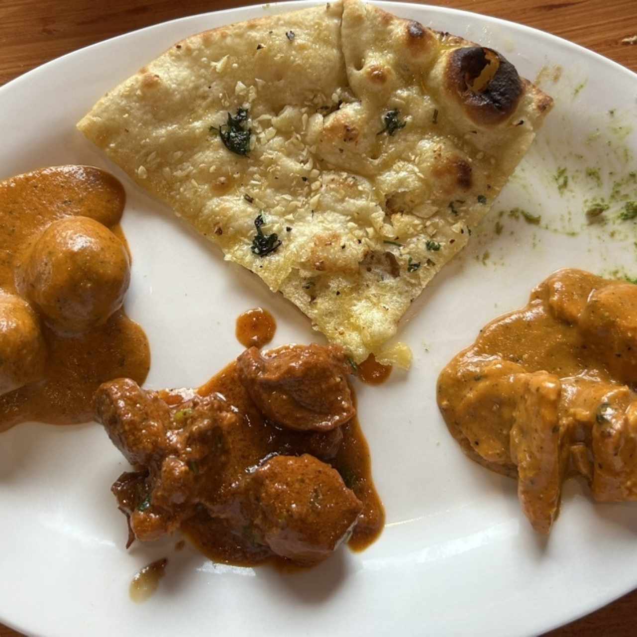 Butter Chiken, Lamb curry, Butter Naan (pan con ajo), Malai Kokta (bolita con queso) 