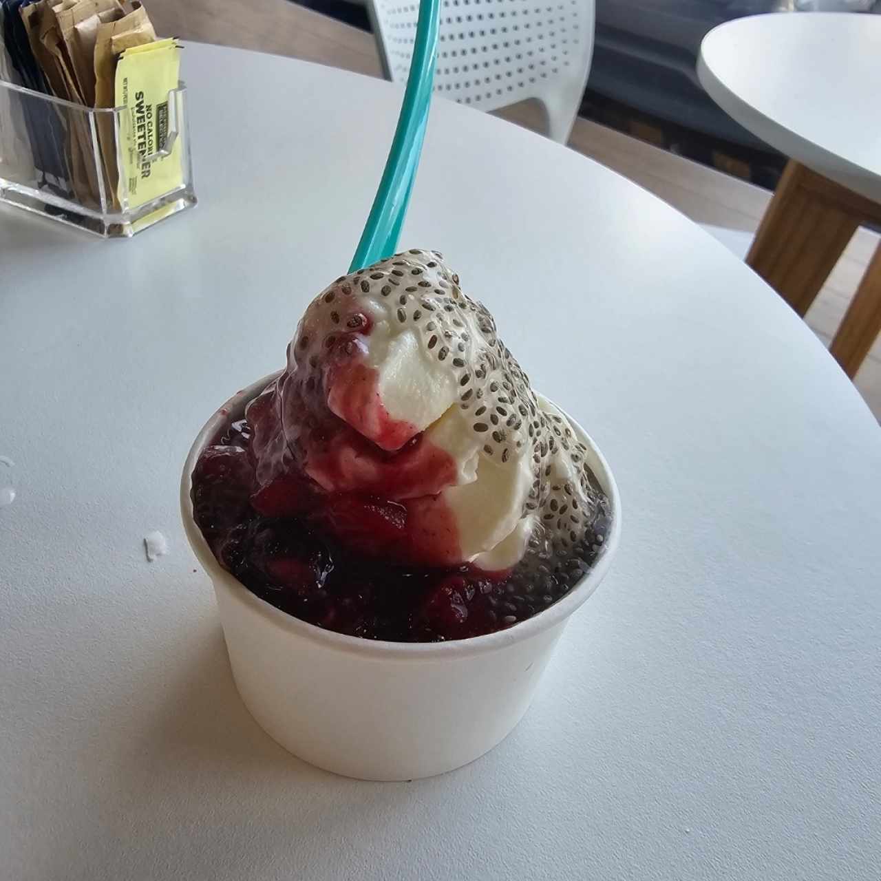 Helado con frutos rojos y semillas de chía