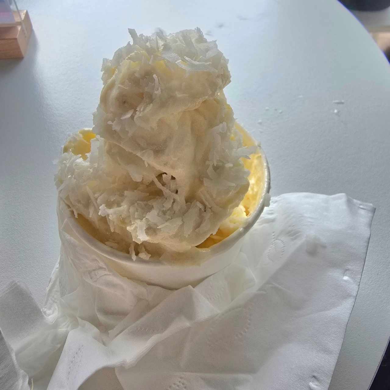 Helado de piña con topping de coco