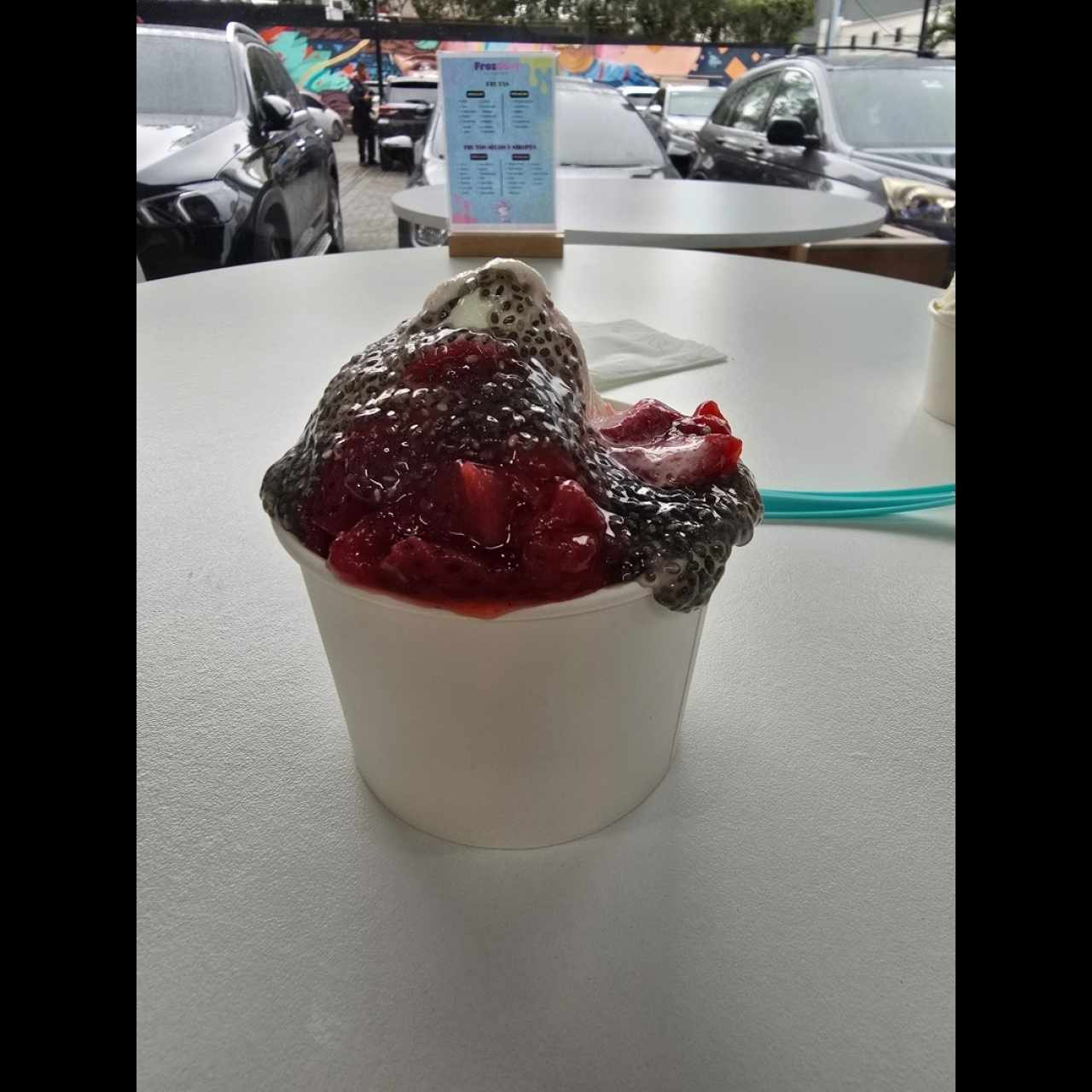 Helado - con topping de fresas y chía