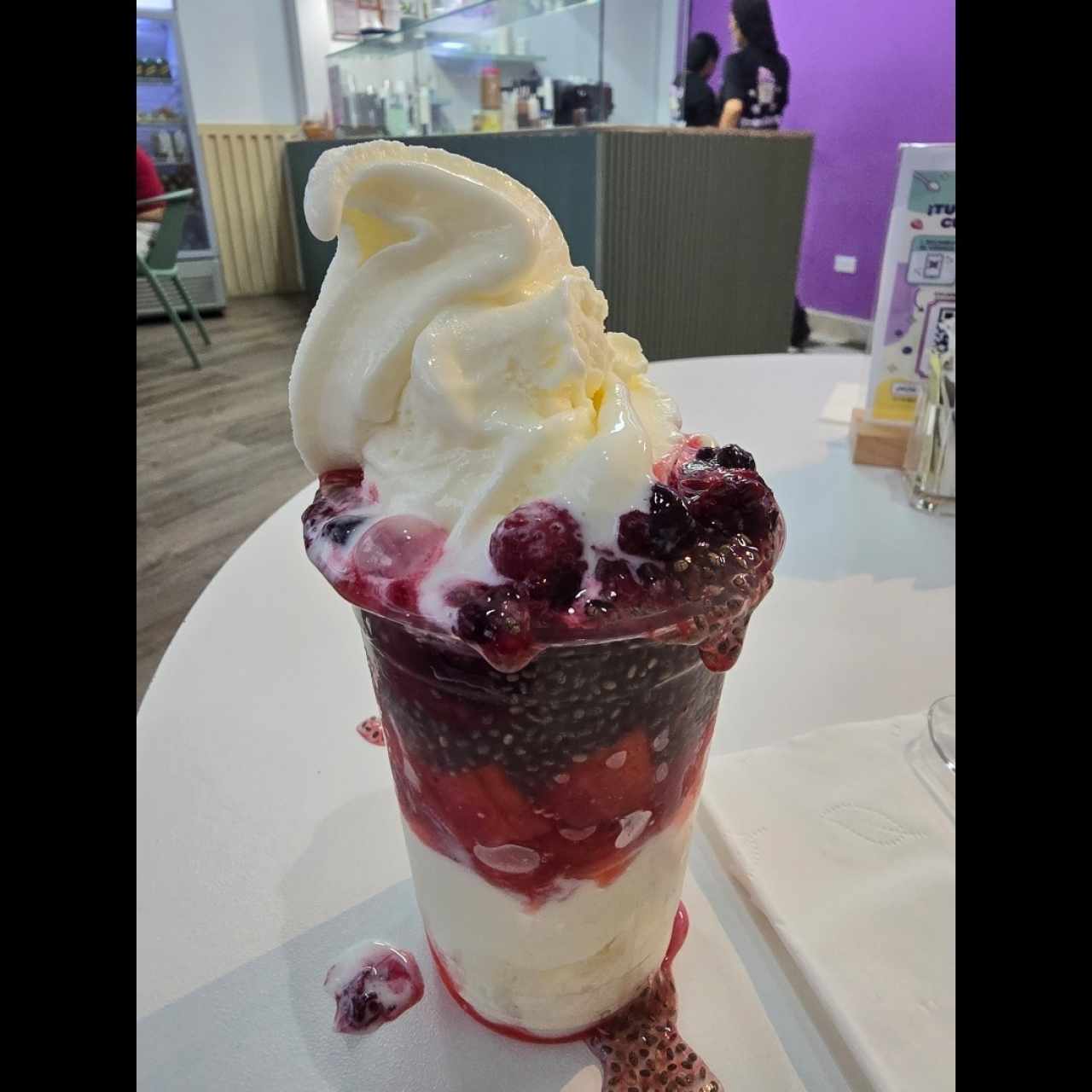 Parfait con fresas y frutos rojos