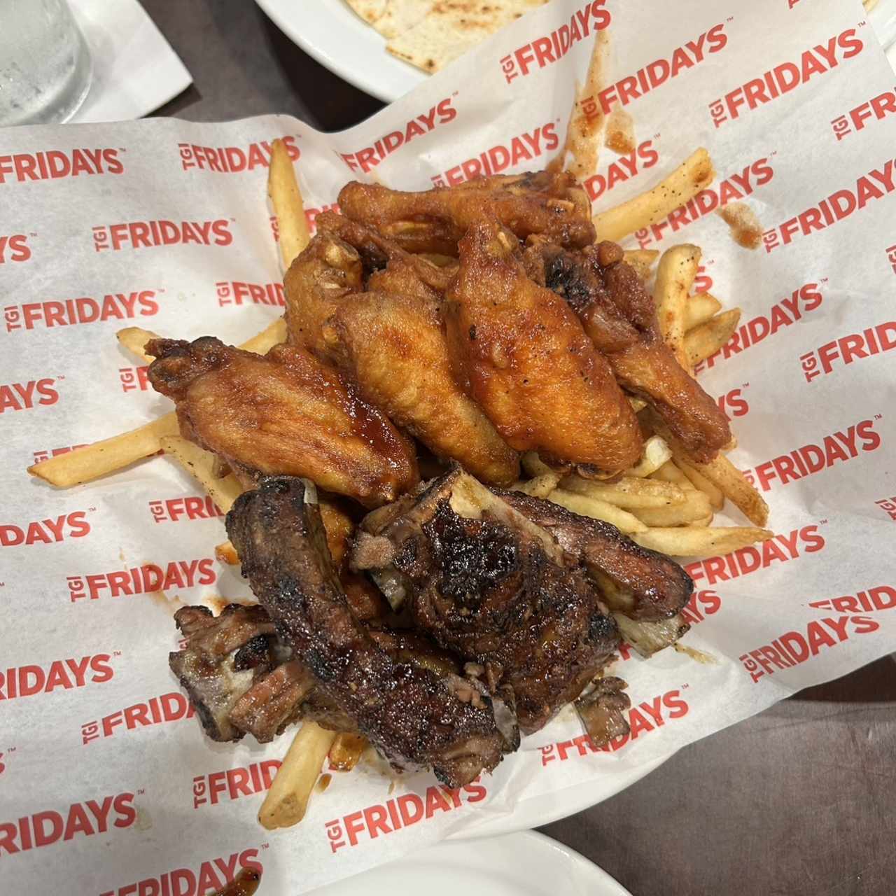 Bucket pollo y costillas