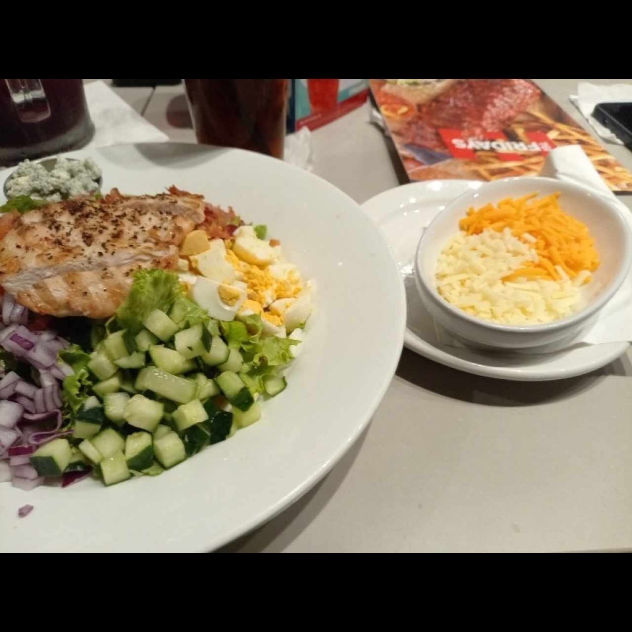 Ensalada de pollo con diferentes quesos