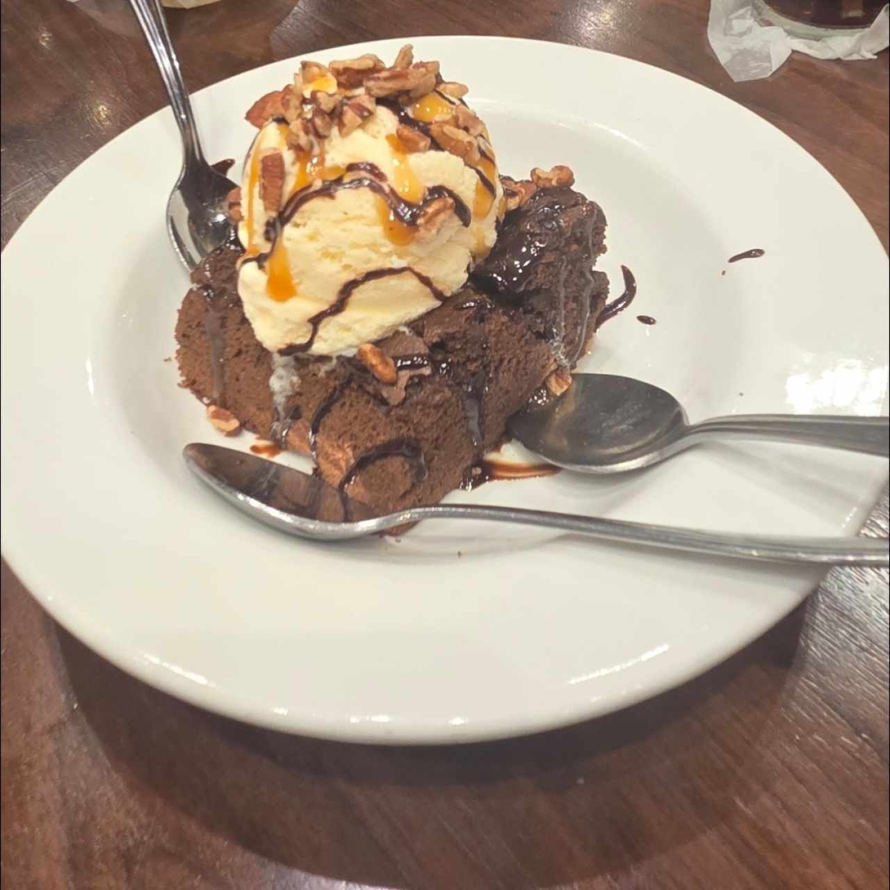 brownie caliente con helado 