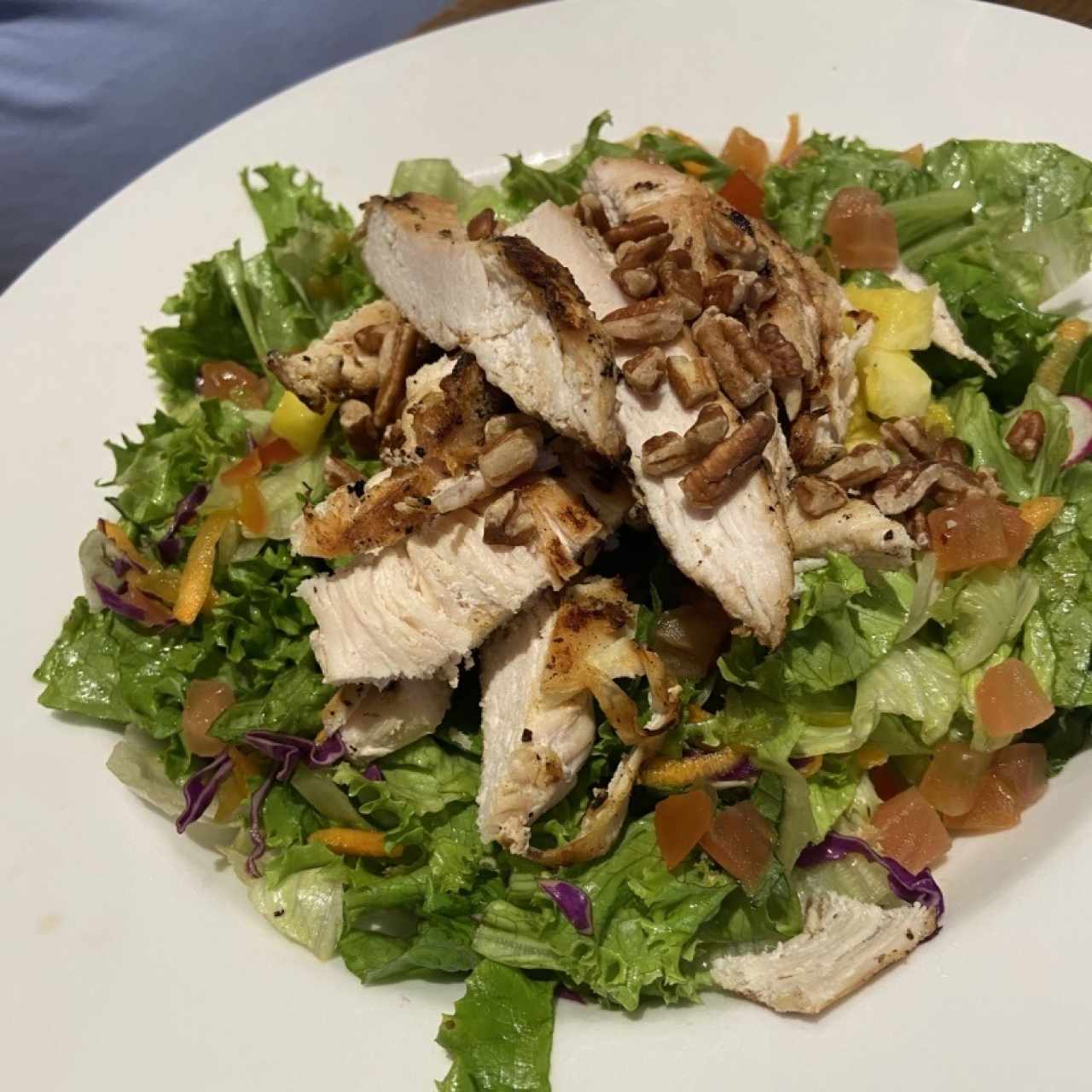 Ensalada con pollo y piña