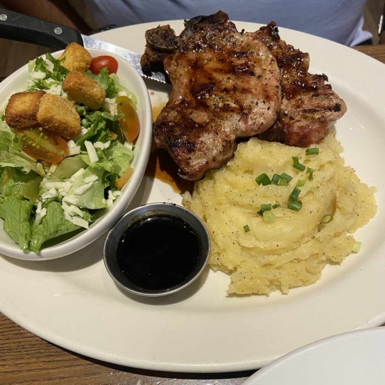 Chuletas con puré y ensalada
