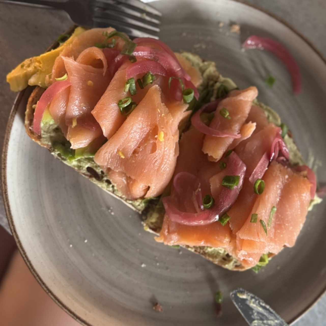 Tostada de aguacate con salmon