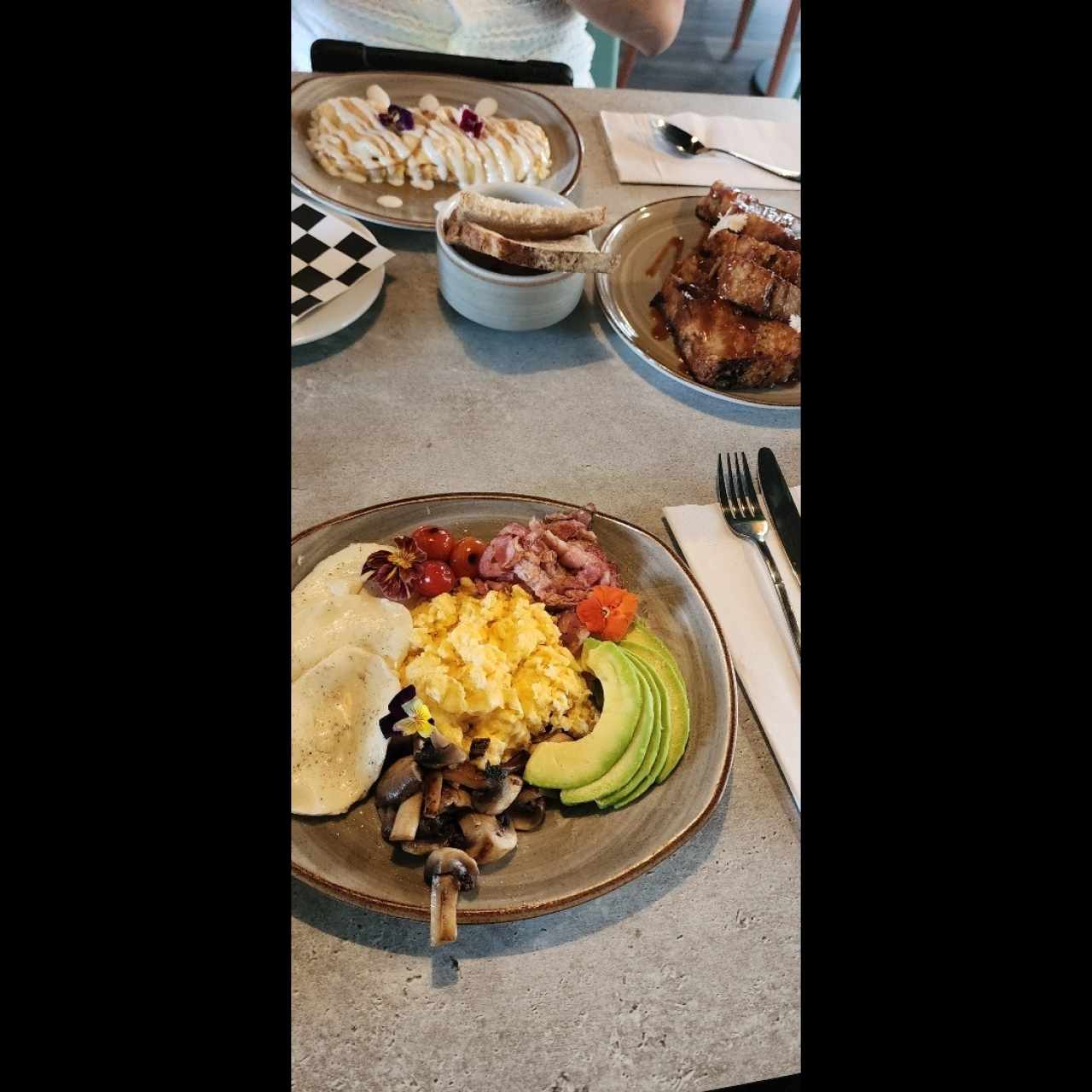 desayuno keto,  french mama y omelette 