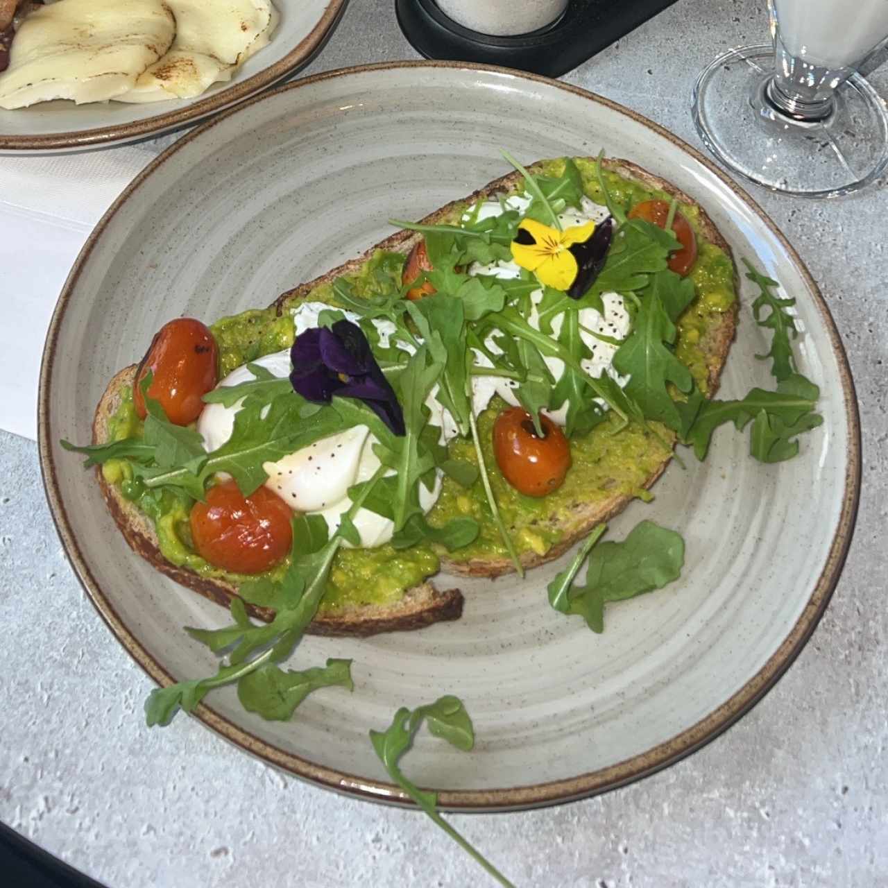Huevos y aguacate 