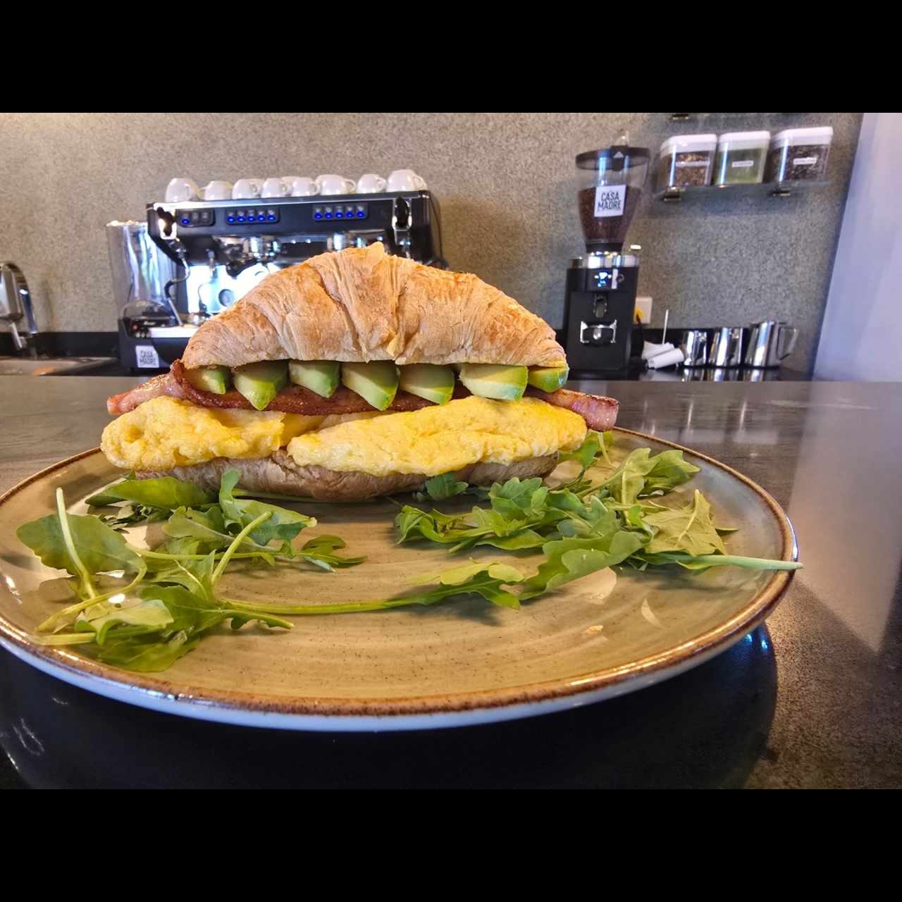Su croissant es el mejor que he probado en mucho tiempo! La masa está perfectamente hojaldrada y el sabor es exquisito, y los acompañamientos que los complementan son una delicia, un verdadero disfrute para el paladar