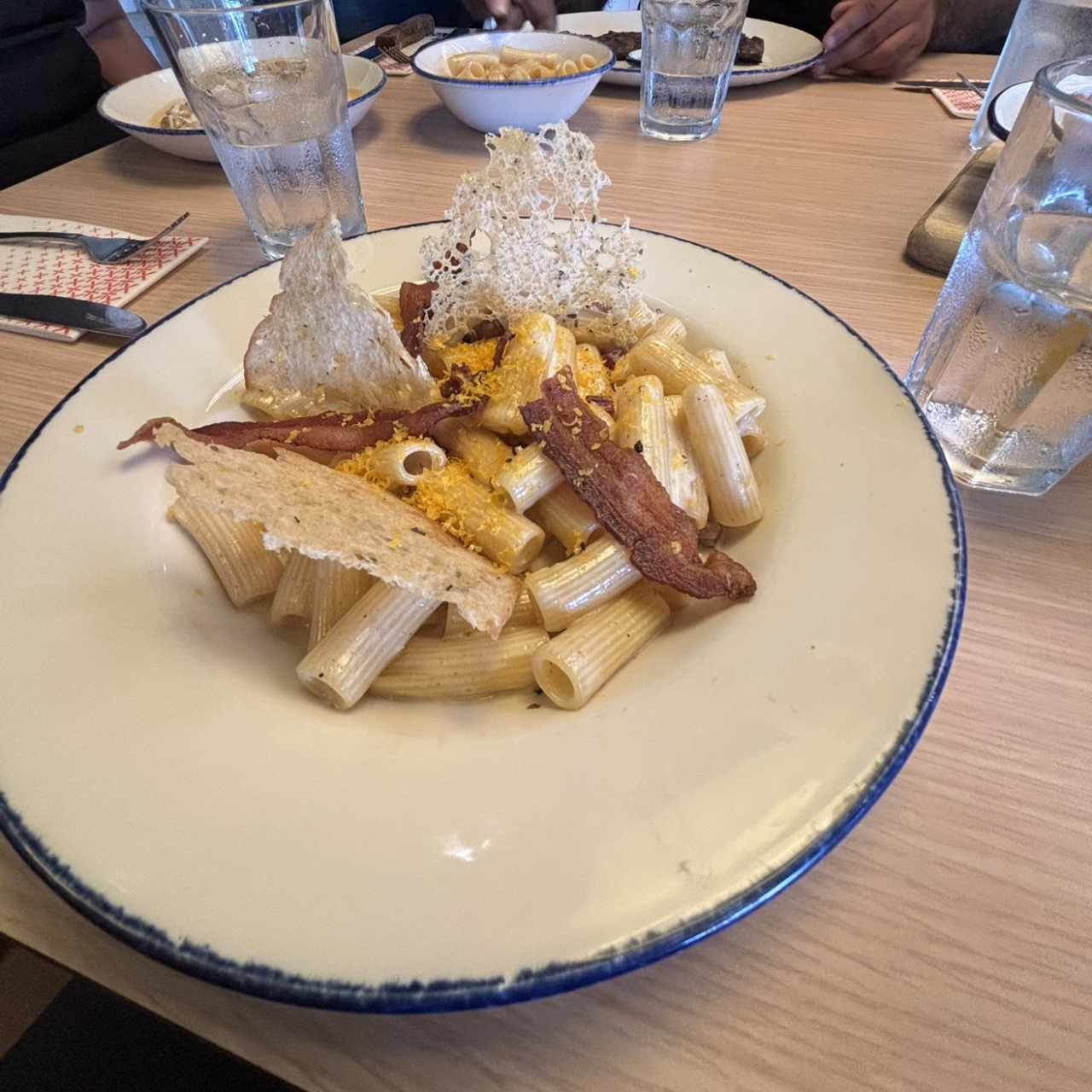 RIGATONI NI CARBONARA NI ALFREDO