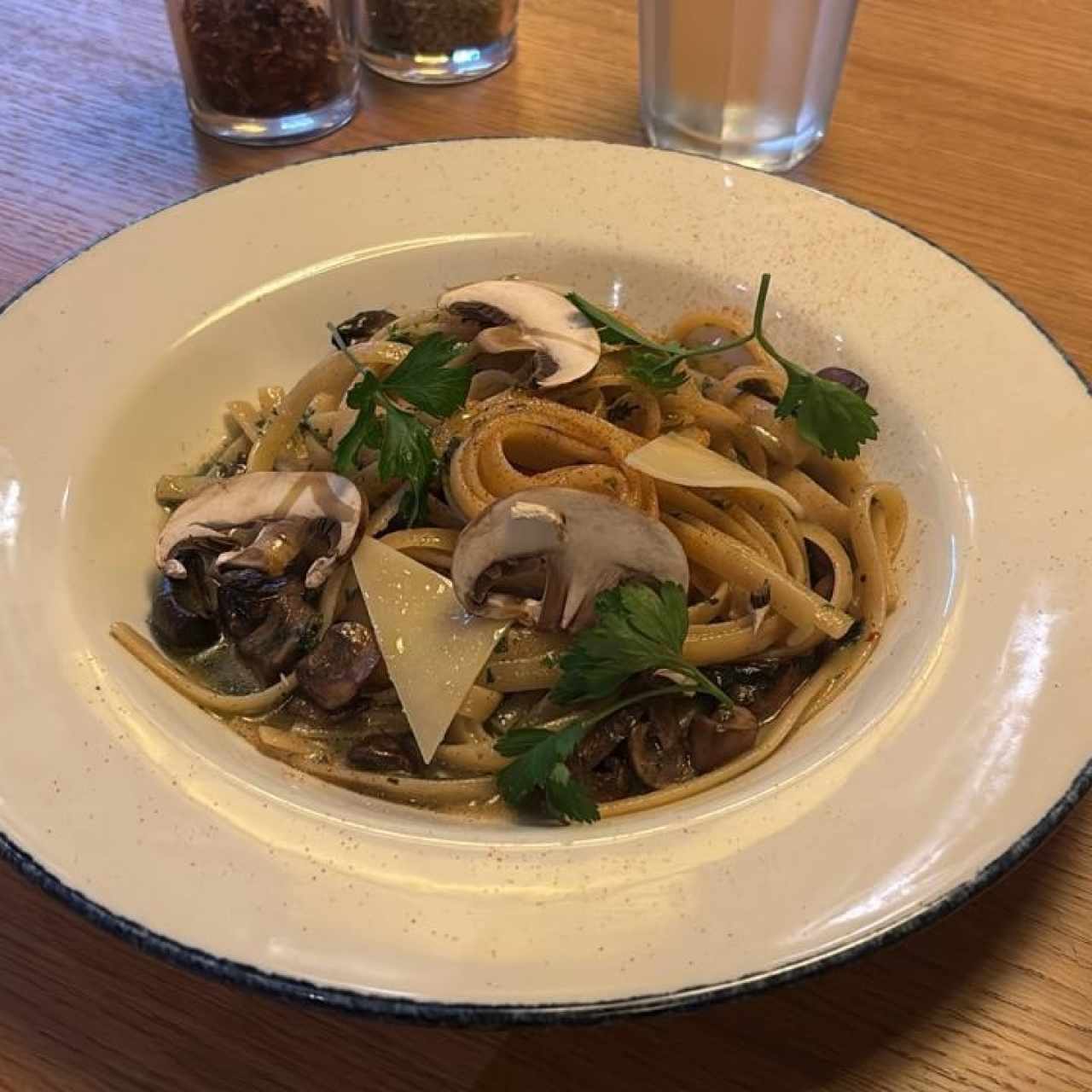 FETUCCINI AGLIO, OLIO, FUNGHI E PEPPERONCINO