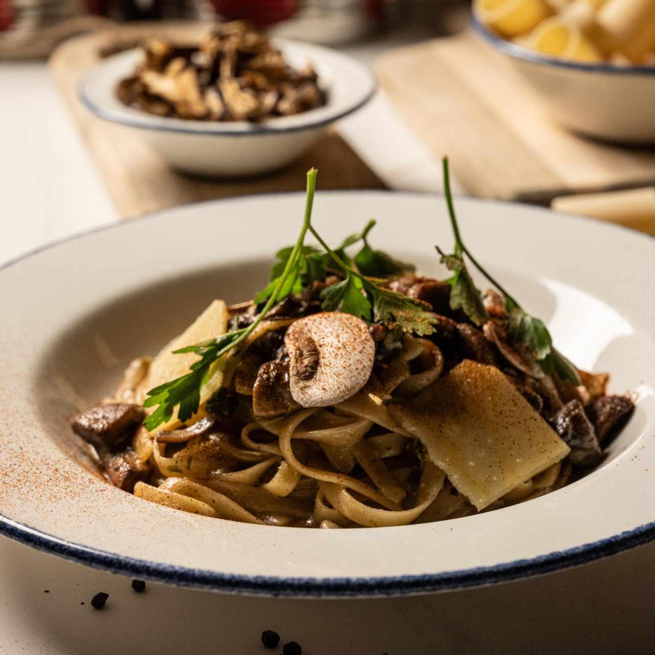 FETUCCINI AGLIO, OLIO, FUNGHI E PEPPERONCINO