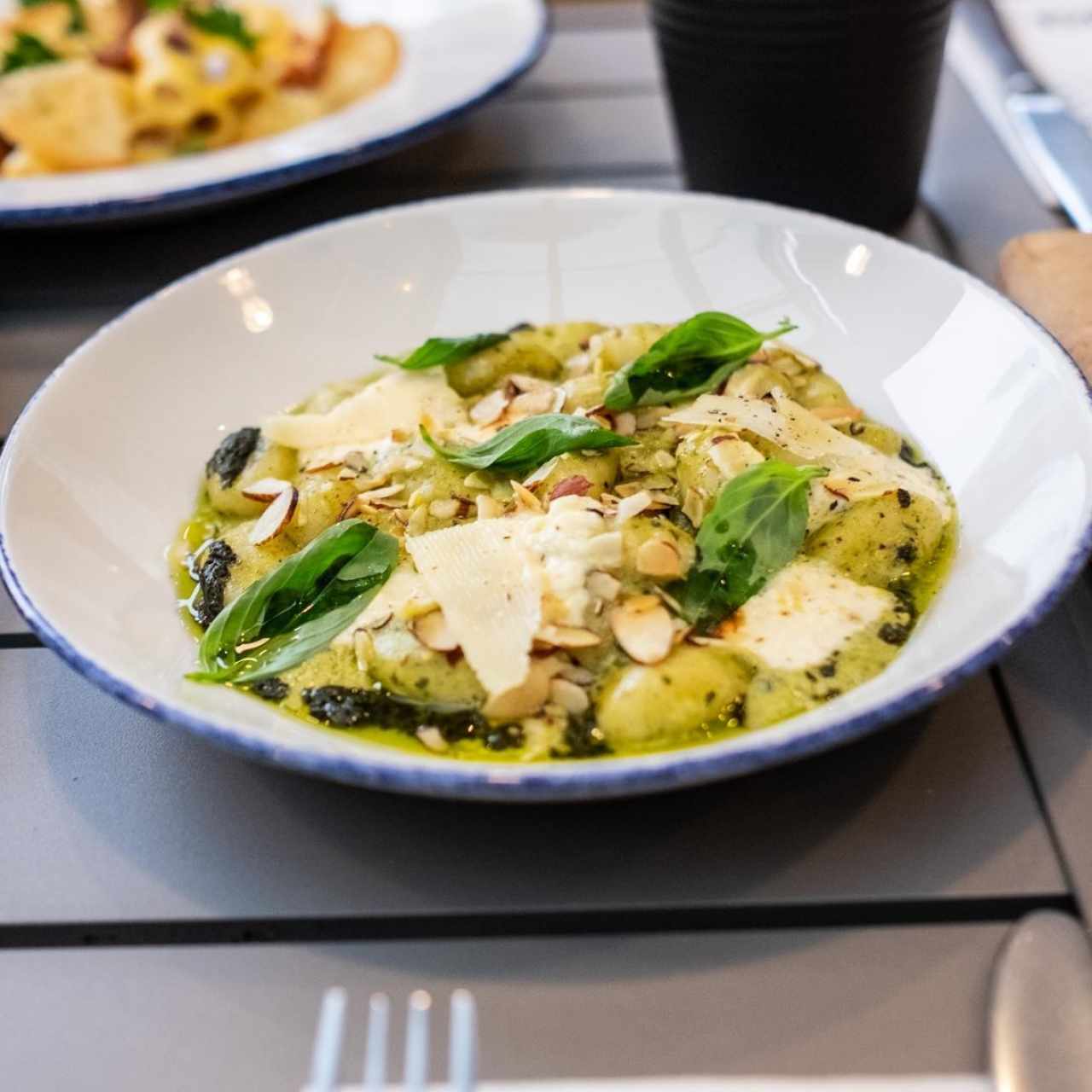 GNOCCHI AL PESTO RÚSTICO