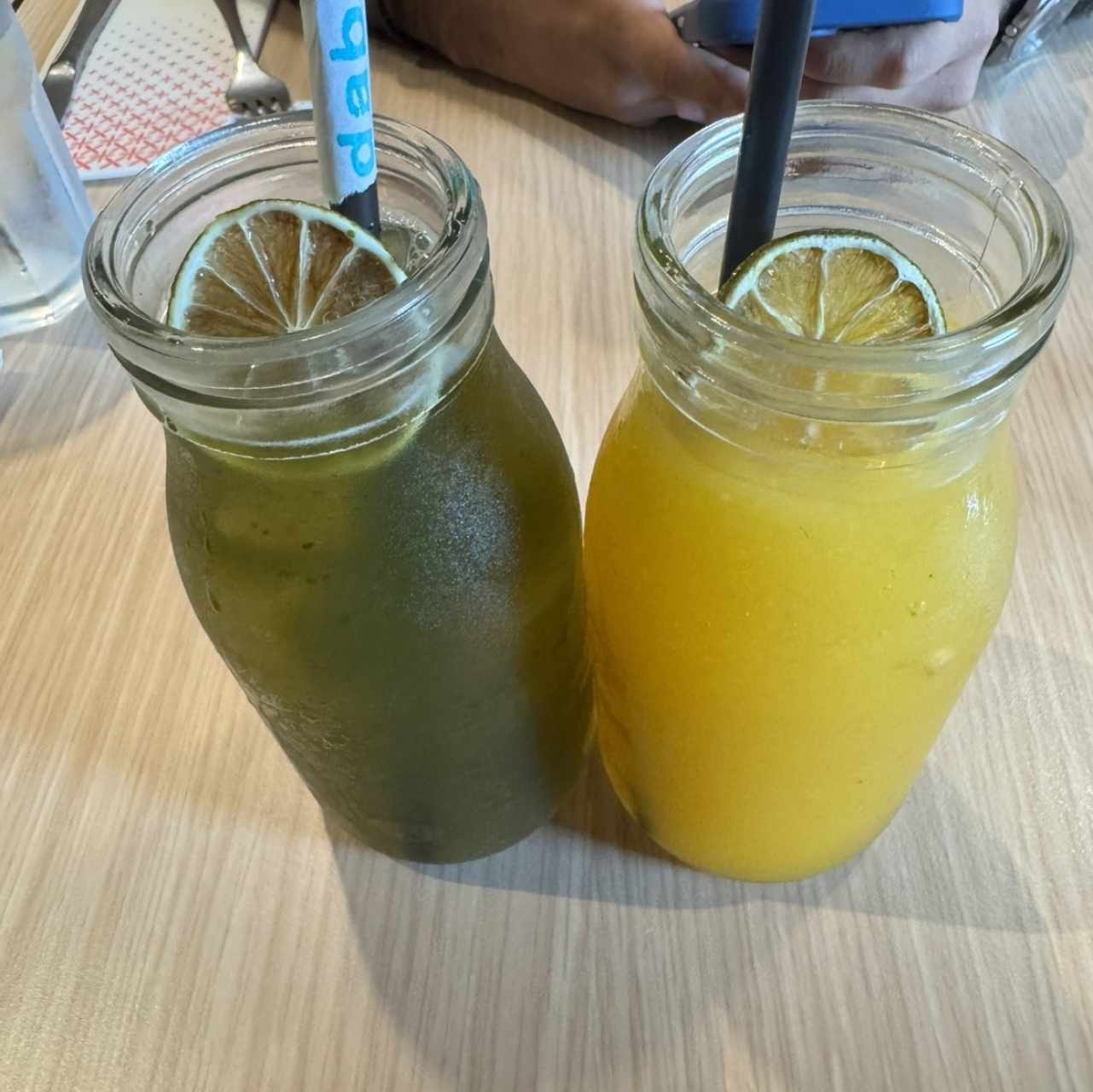 Jugo tipo frozzen de Limon con Hierba Buena y otra de Maraculla 