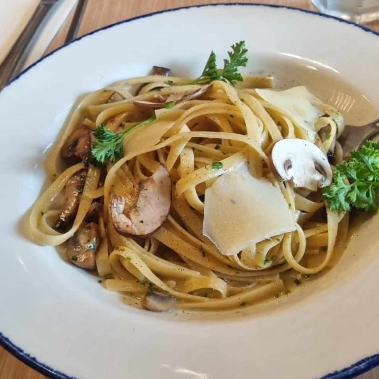 FETUCCINI AGLIO, OLIO, FUNGHI E PEPPERONCINO