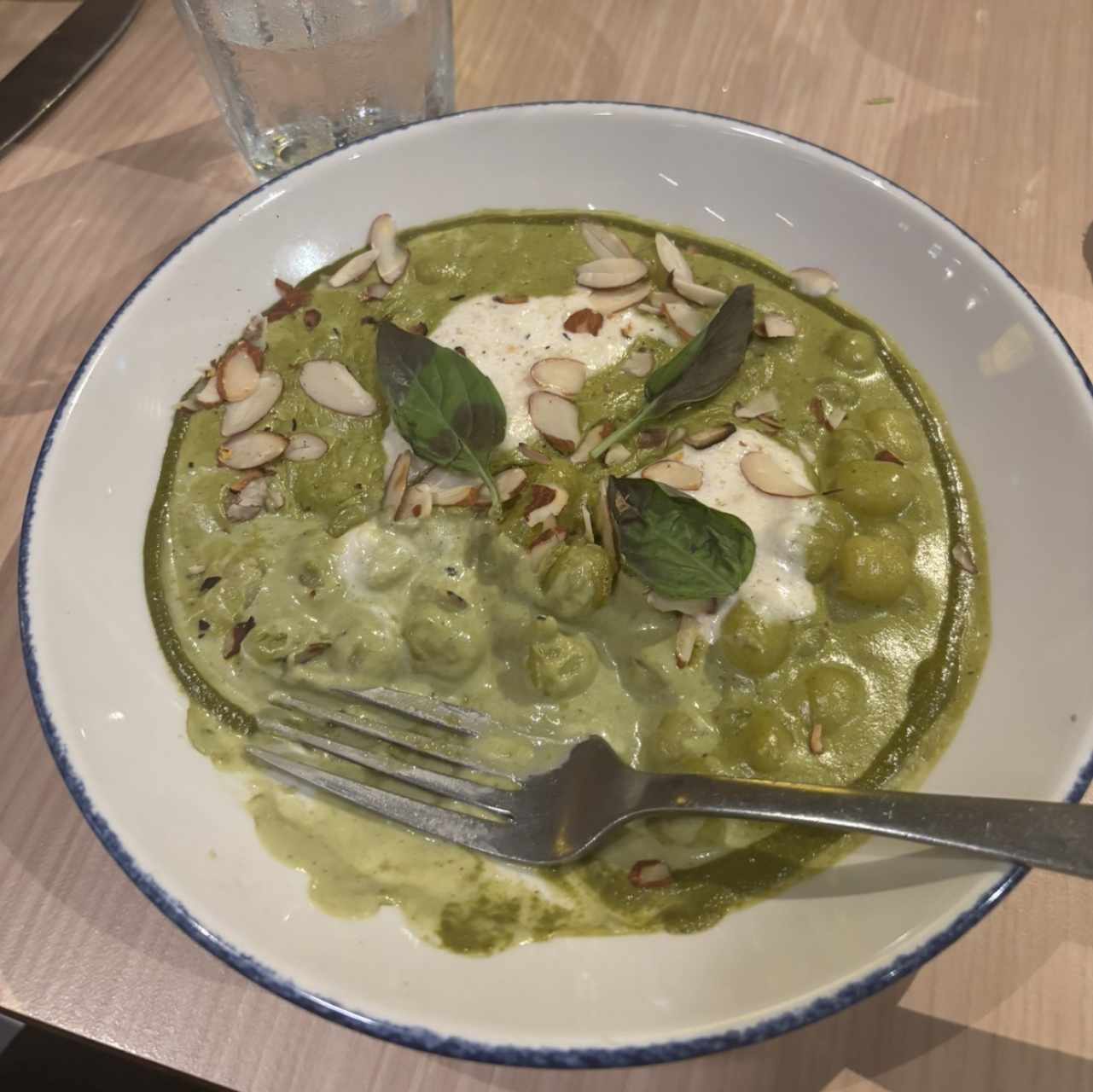 GNOCCHI AL PESTO RÚSTICO