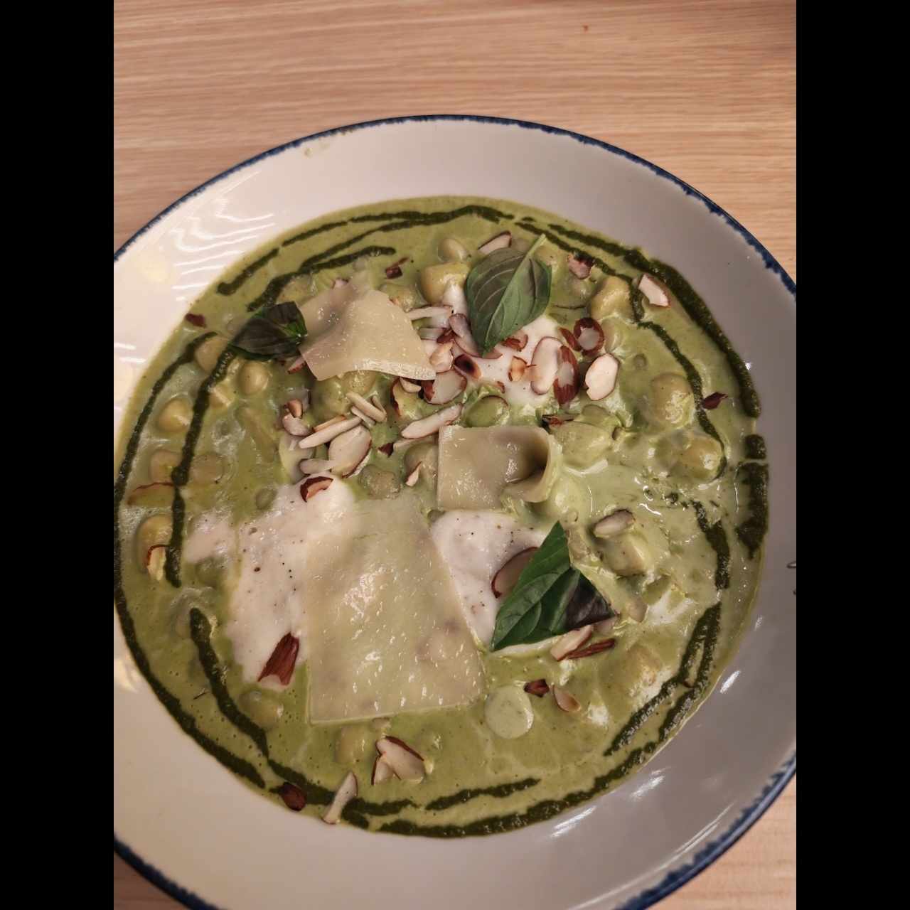 GNOCCHI AL PESTO RÚSTICO