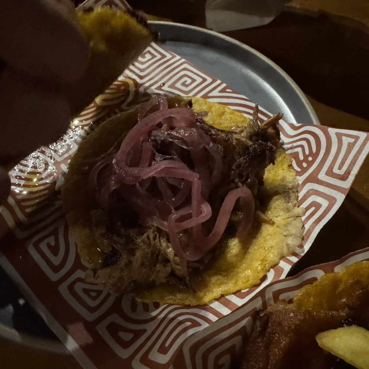 Taco de puerco con tamal de olla