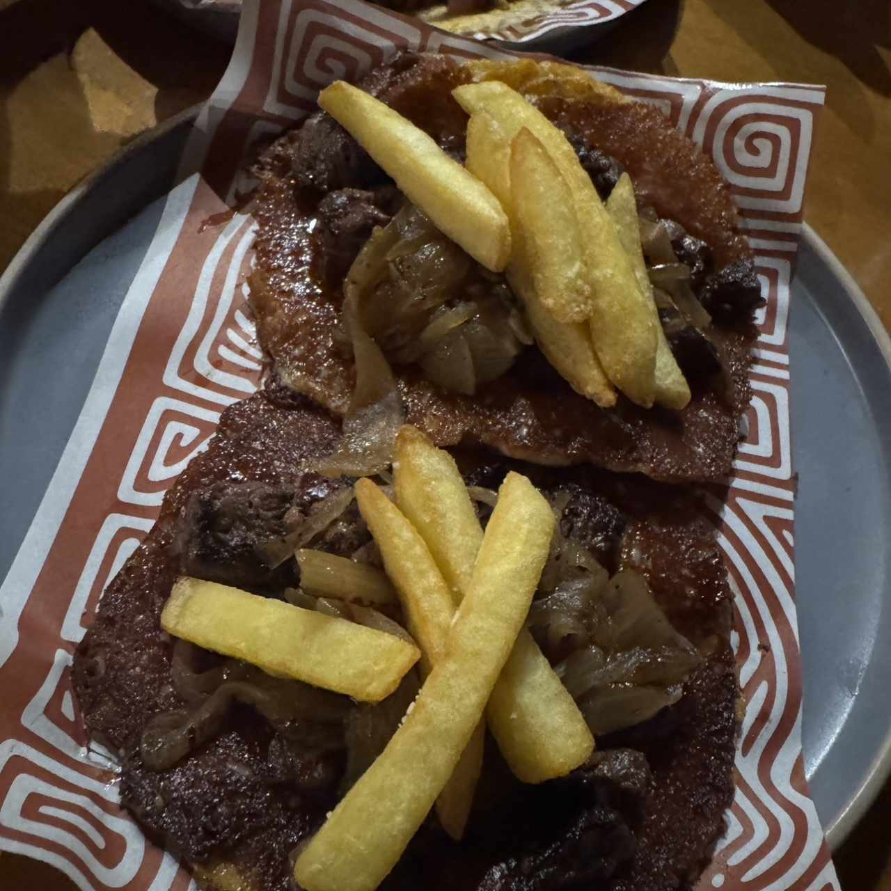 Tacos de entraña con costra de queso