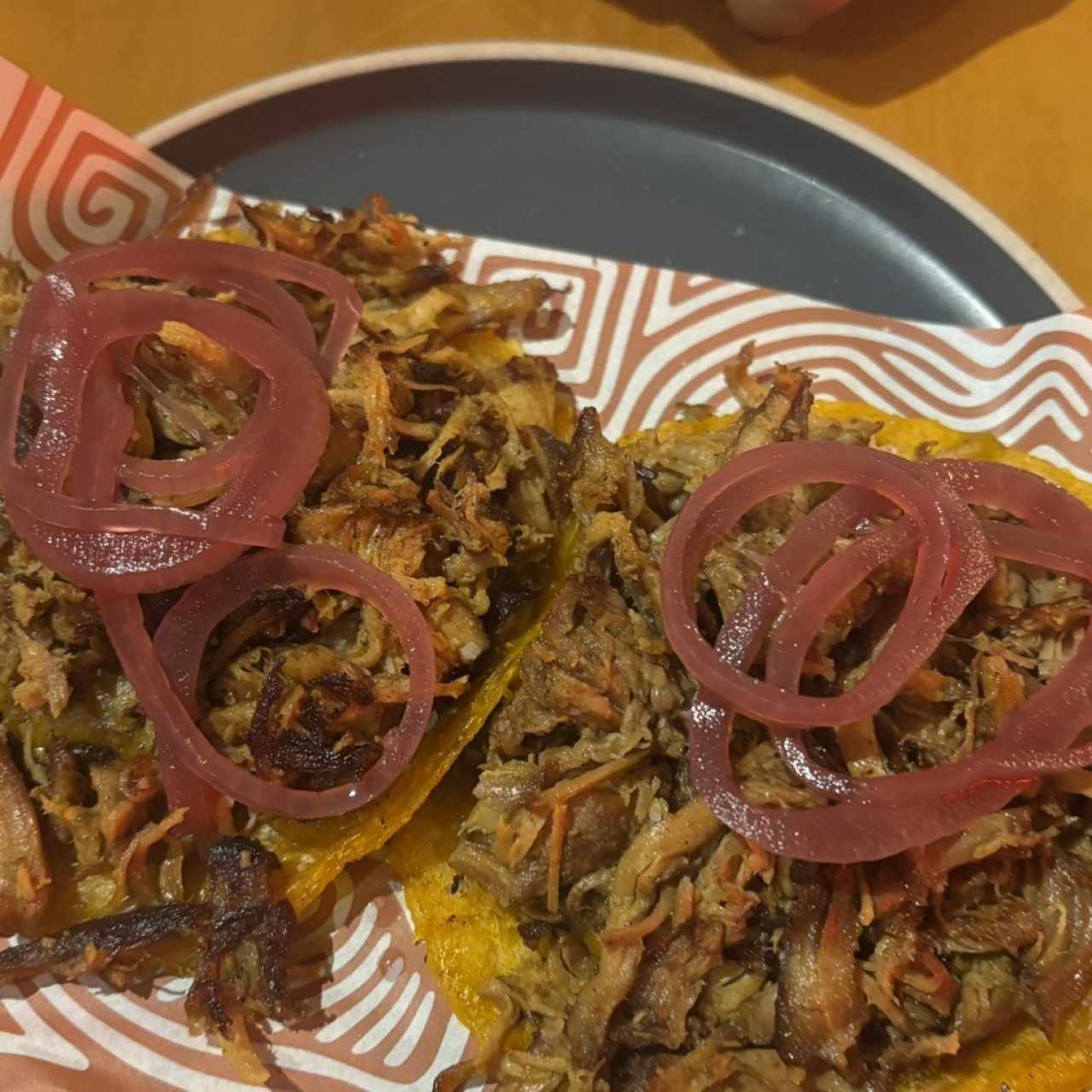 Tacos de cerdo y tamal de olla