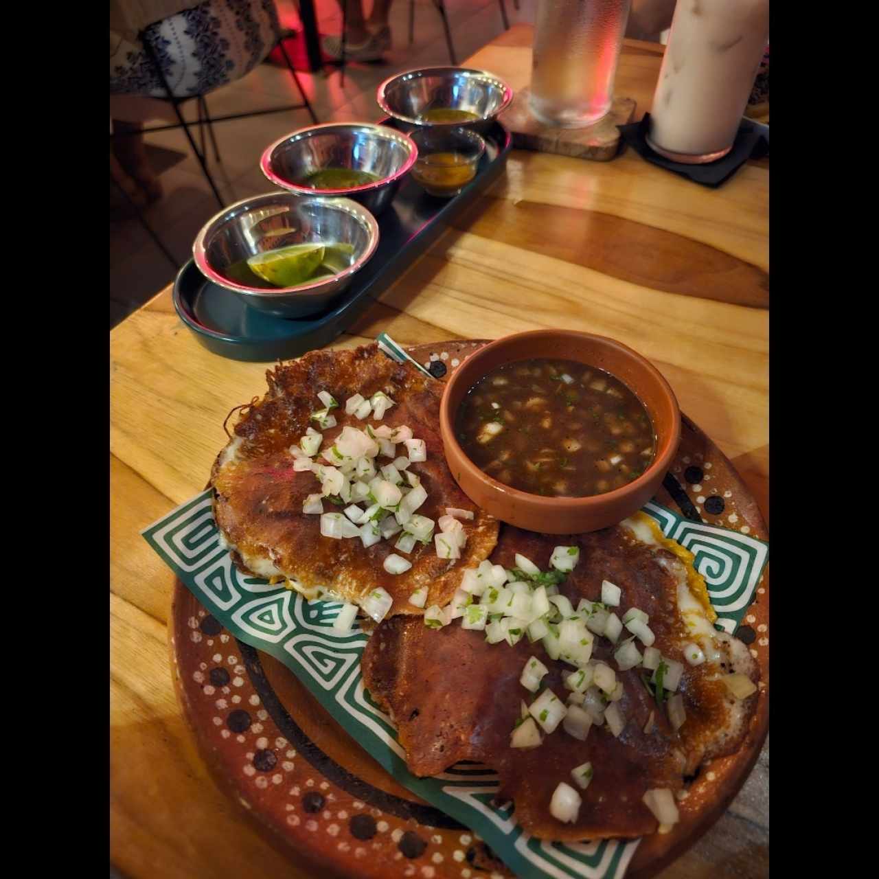 Tacos de birria con costra de queso