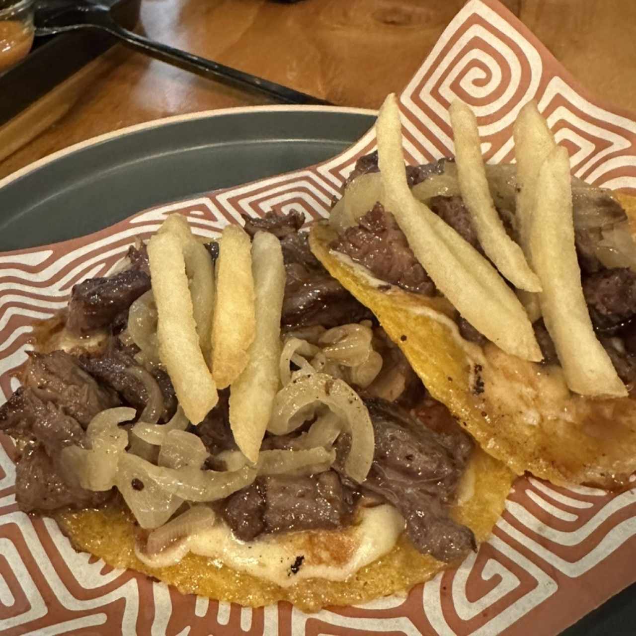 Tacos de entraña con papa frita y cebolla asada