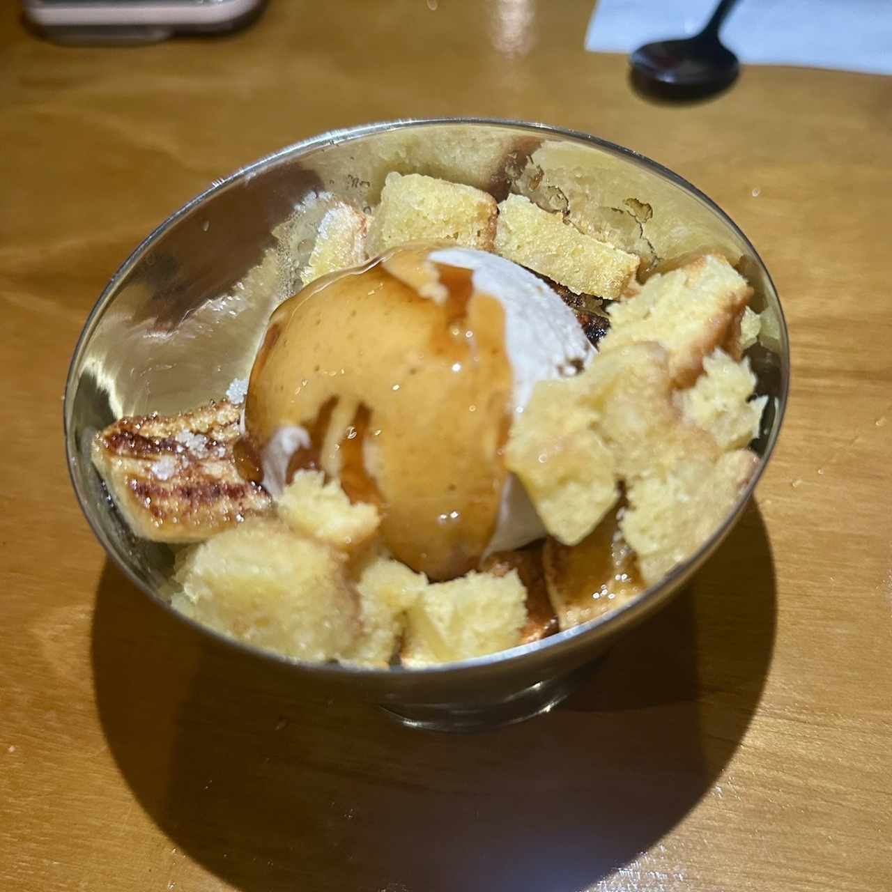 Banana Split con Rum Cake y Helado de Horchata